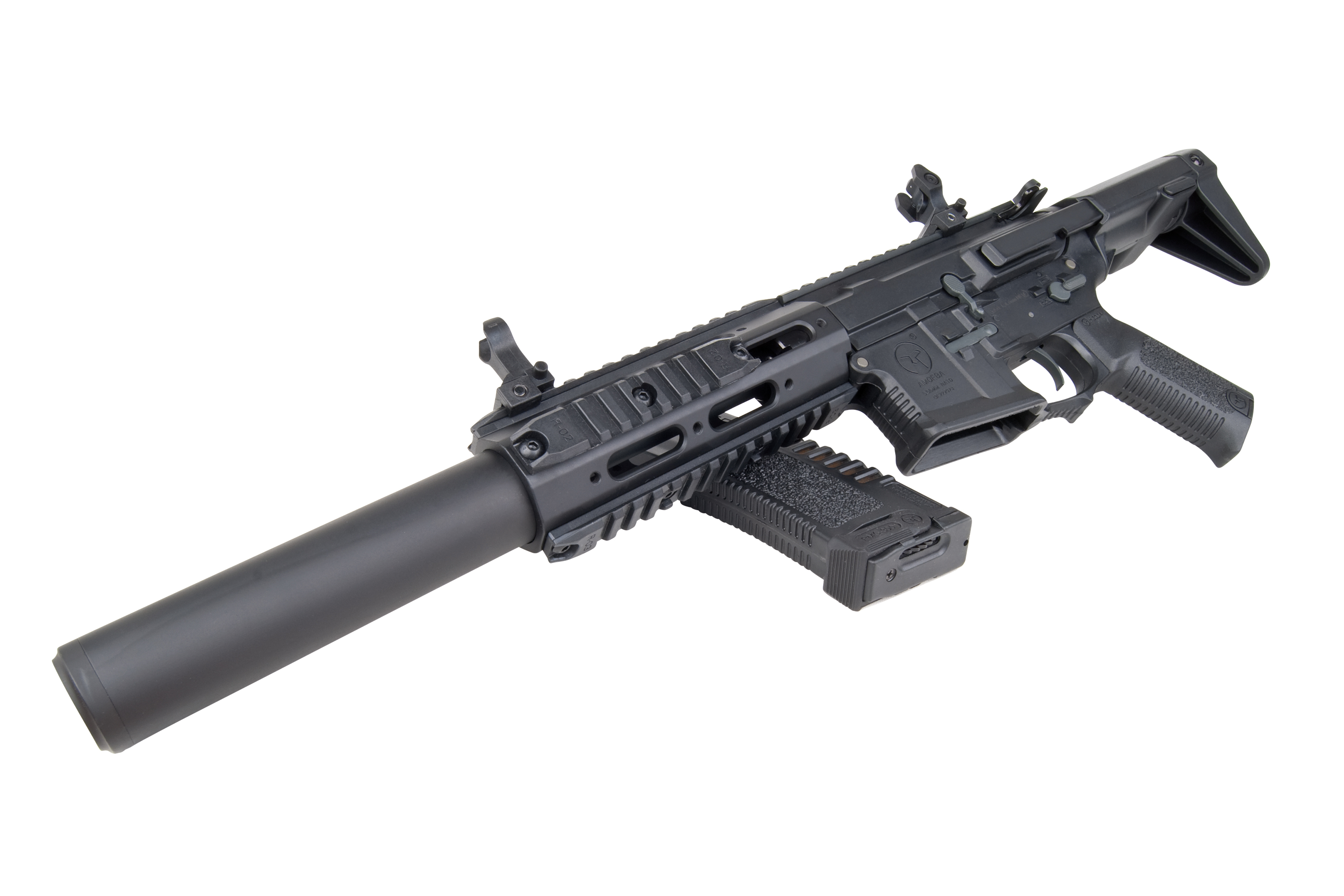 Schwarzes SIG Sauer MCX-Luftgewehr mit langem Schalldämpfer, taktischem Handschutz und abnehmbarem Magazin auf weißem Hintergrund.