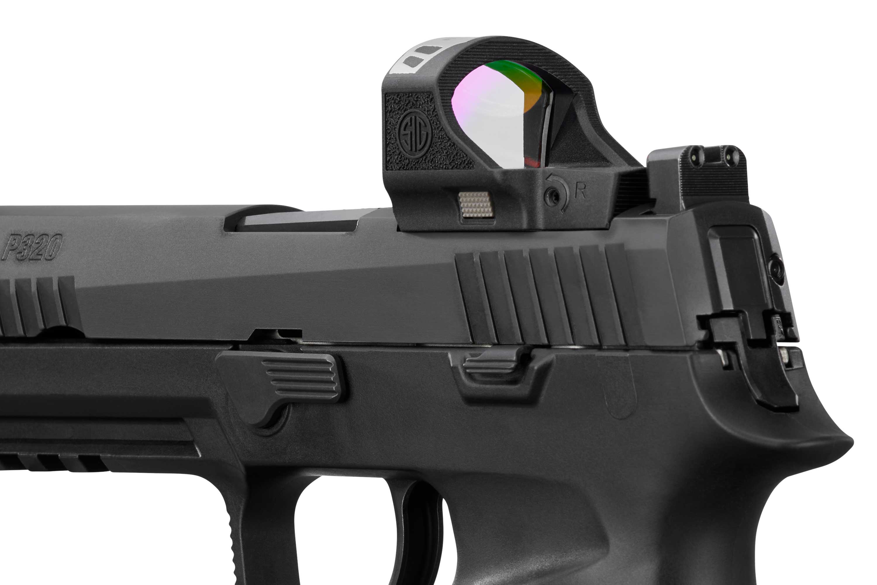 Sig Sauer P320-Pistole mit montiertem schwarzem Reflexvisier und klarer Linse, isoliert auf weißem Hintergrund.