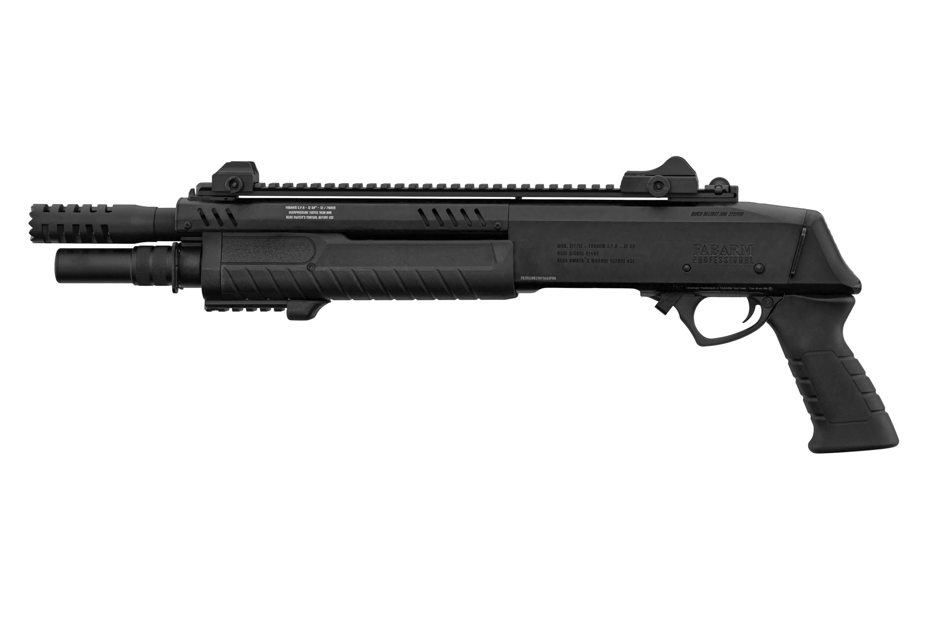 Schwarze taktische Schrotflinte Fabarm Professional mit Pistolengriff, Picatinny-Schiene und Mündungsbremse auf weißem Hintergrund.