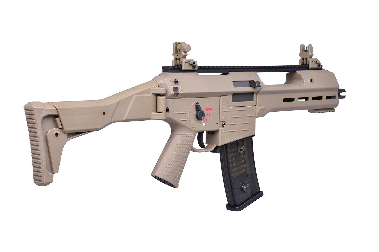 Hellbraunes Luftgewehr mit Klappschaft, Polymerkörper und schwarzem Magazin, isoliert auf einem weißen Hintergrundstudio.