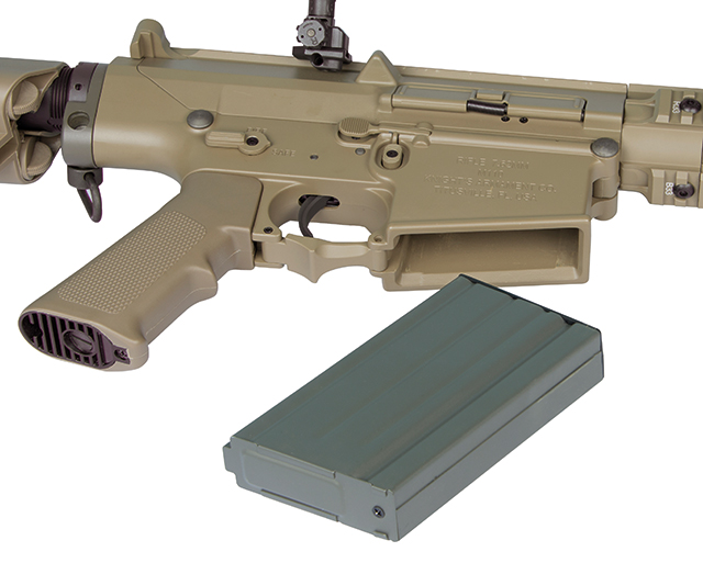 Tan Knight's Armament SR-25 Airsoft-Gewehrempfänger mit abnehmbarem olivgrünem Metallmagazin auf weißem Hintergrund.