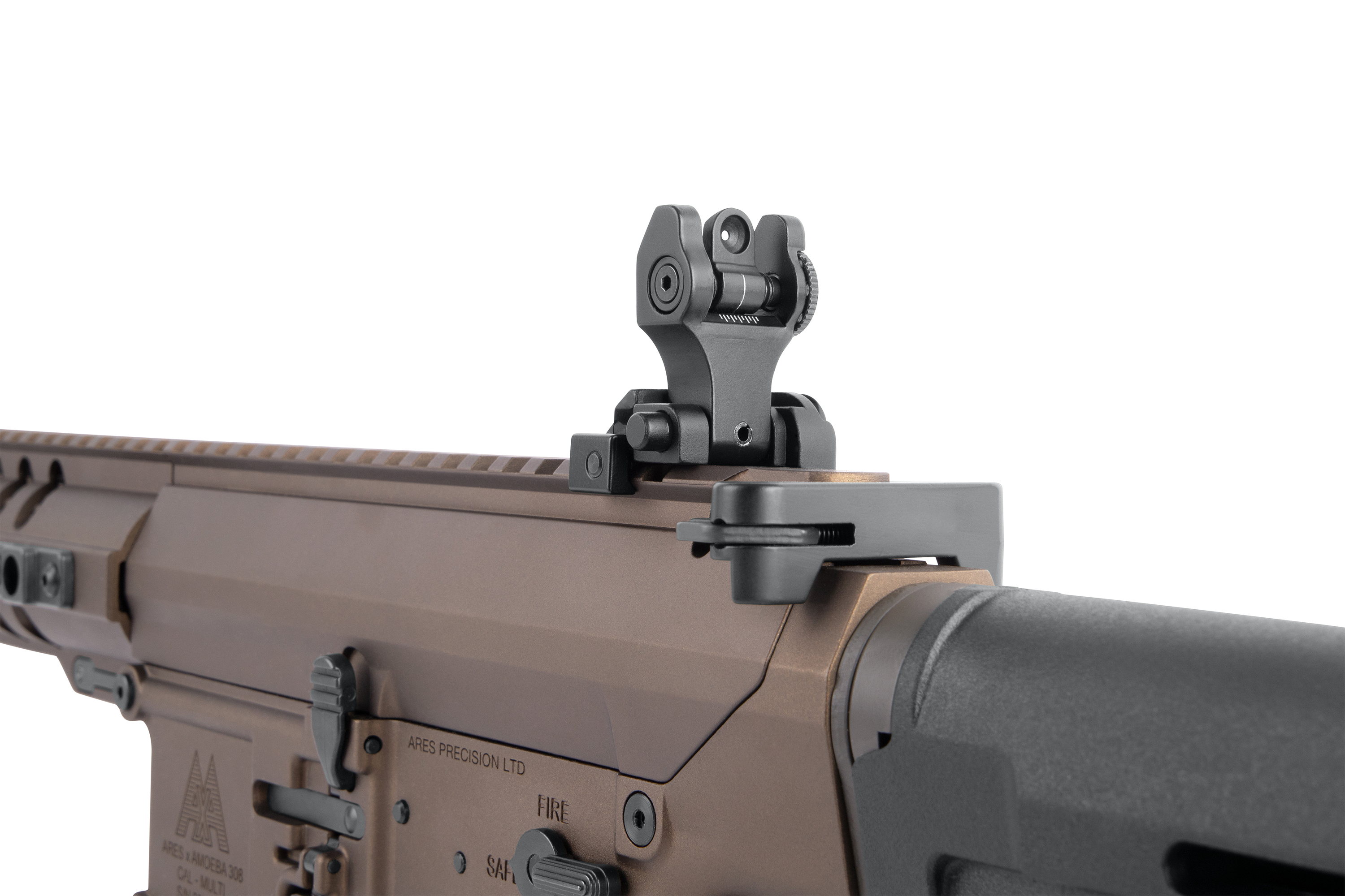 Schwarzes, hochklappbares Visier aus Eisen, montiert auf einem bronzefarbenen Ares Amoeba 308 Airsoft-Gewehrempfänger, weißer Hintergrund.