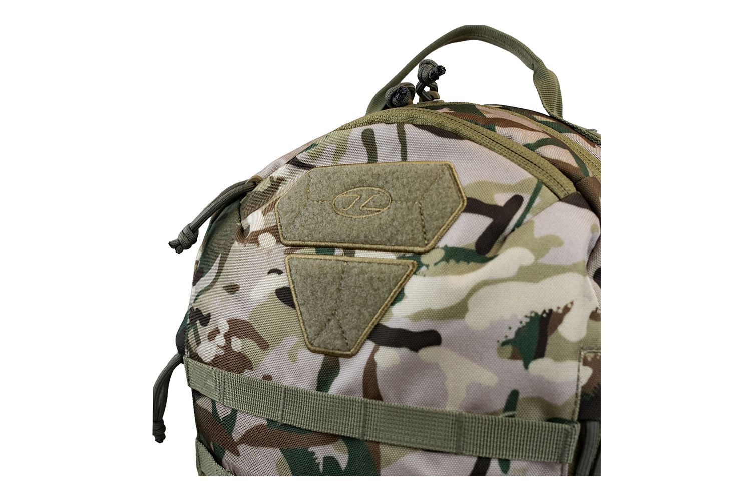 Nahaufnahme eines taktischen Rucksacks im Multicam-Tarnmuster mit Klettverschlüssen und strapazierfähigem Nylongewebe.