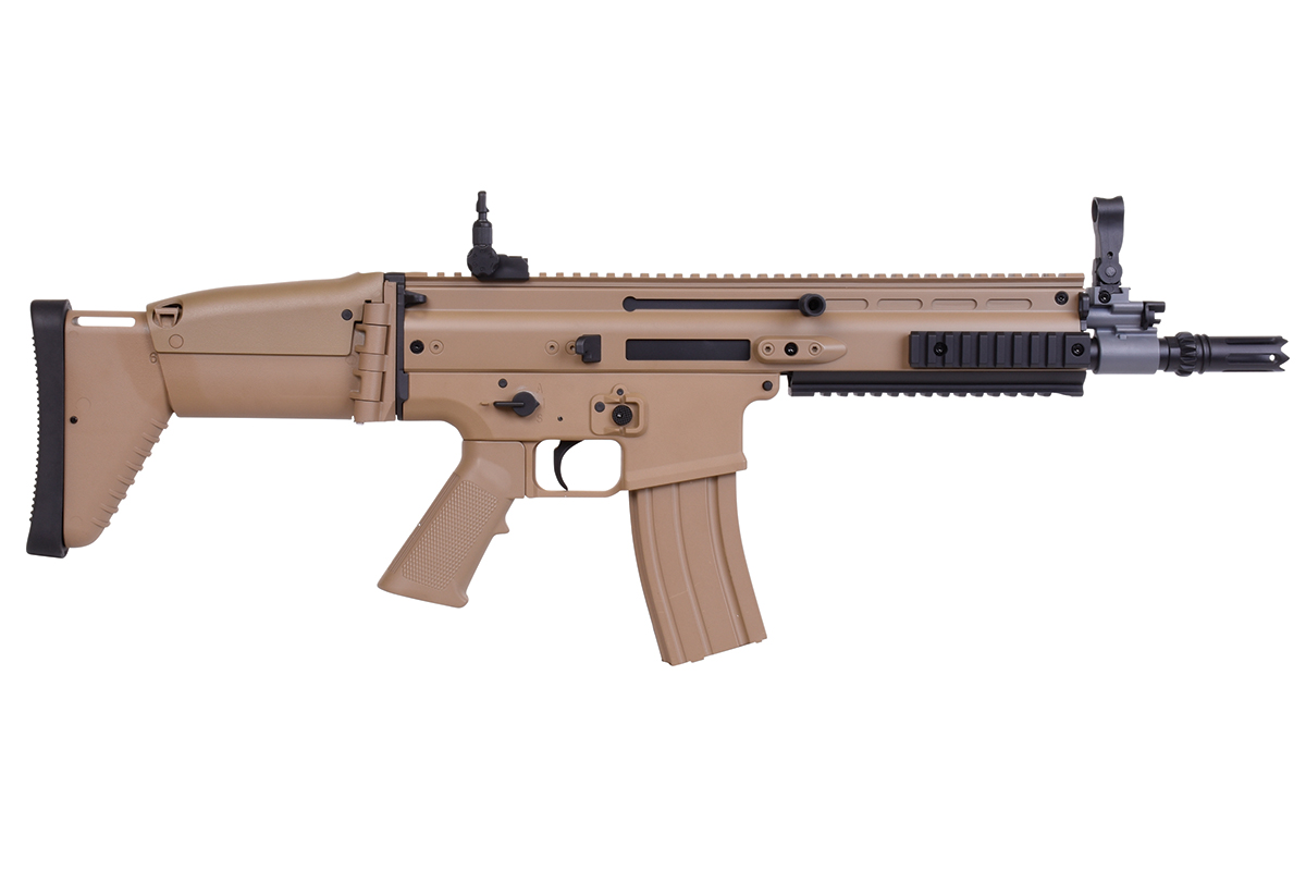 Hellbraunes FN SCAR-L Airsoft-Gewehr mit klappbarem Schaft, integriertem Schienensystem und verstellbarer Visierung auf weißem Hintergrund.