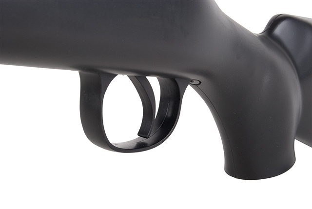 Nahaufnahme eines schwarzen Abzugsbügels und Griffs aus synthetischem Luftgewehr, der das ergonomische Design für Schusswaffenliebhaber zeigt.