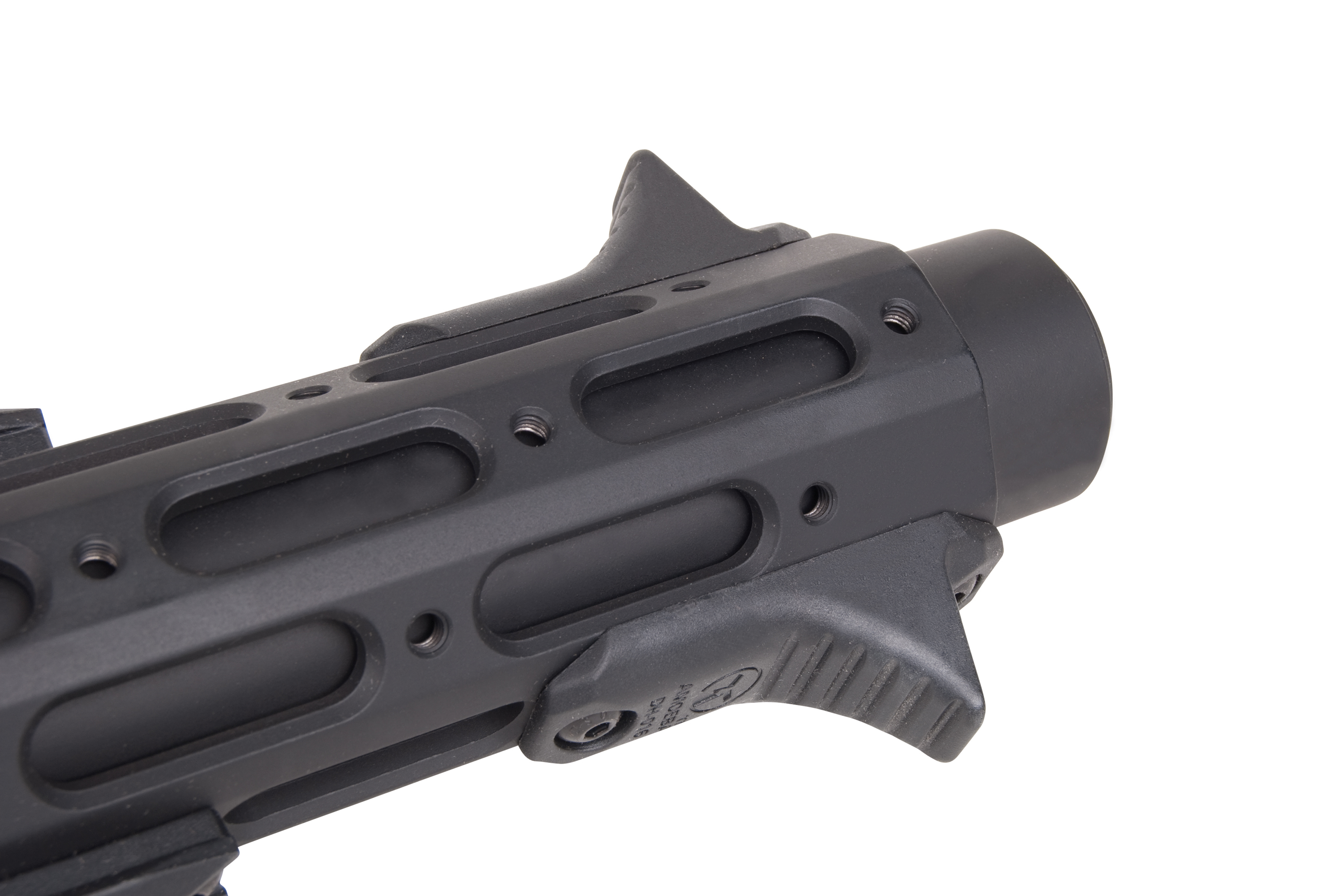 Taktischer Handschutz aus schwarzem Aluminium für Luftgewehre mit integriertem Handstopp und Befestigungspunkten für Zubehör.