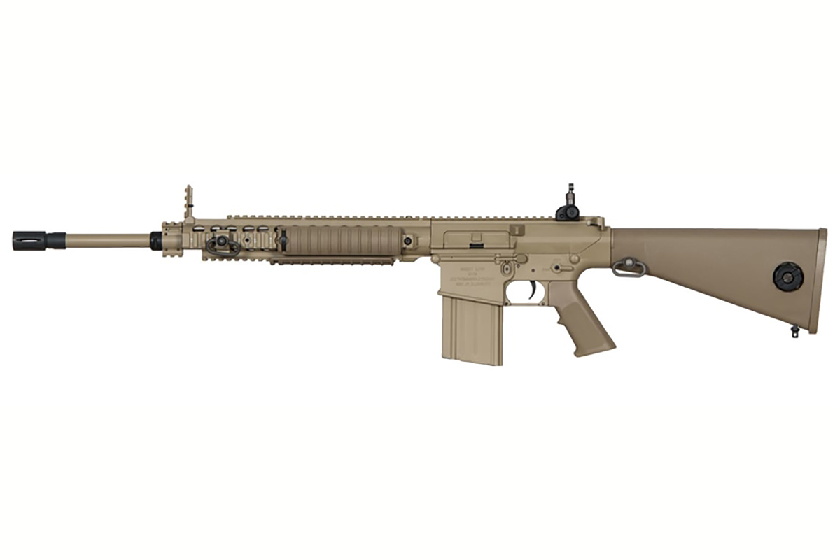 Hellbraunes Airsoft-Gewehr mit Schienensystem, festem Schaft und Magazin, isoliert vor einem schlichten weißen Hintergrund.