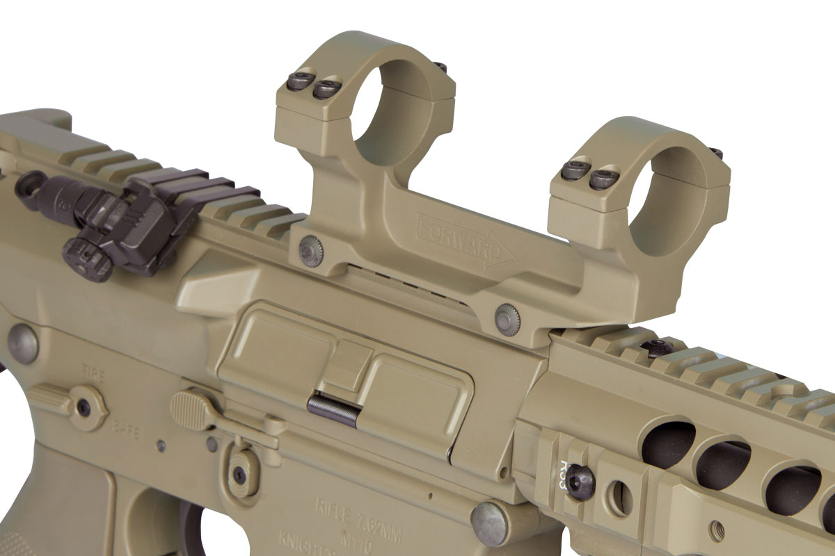 Hellbraune Forward-Zielfernrohrhalterung, die an einer taktischen Gewehrschiene befestigt ist und über ein robustes Metalldesign für Airsoft-Optiken verfügt.