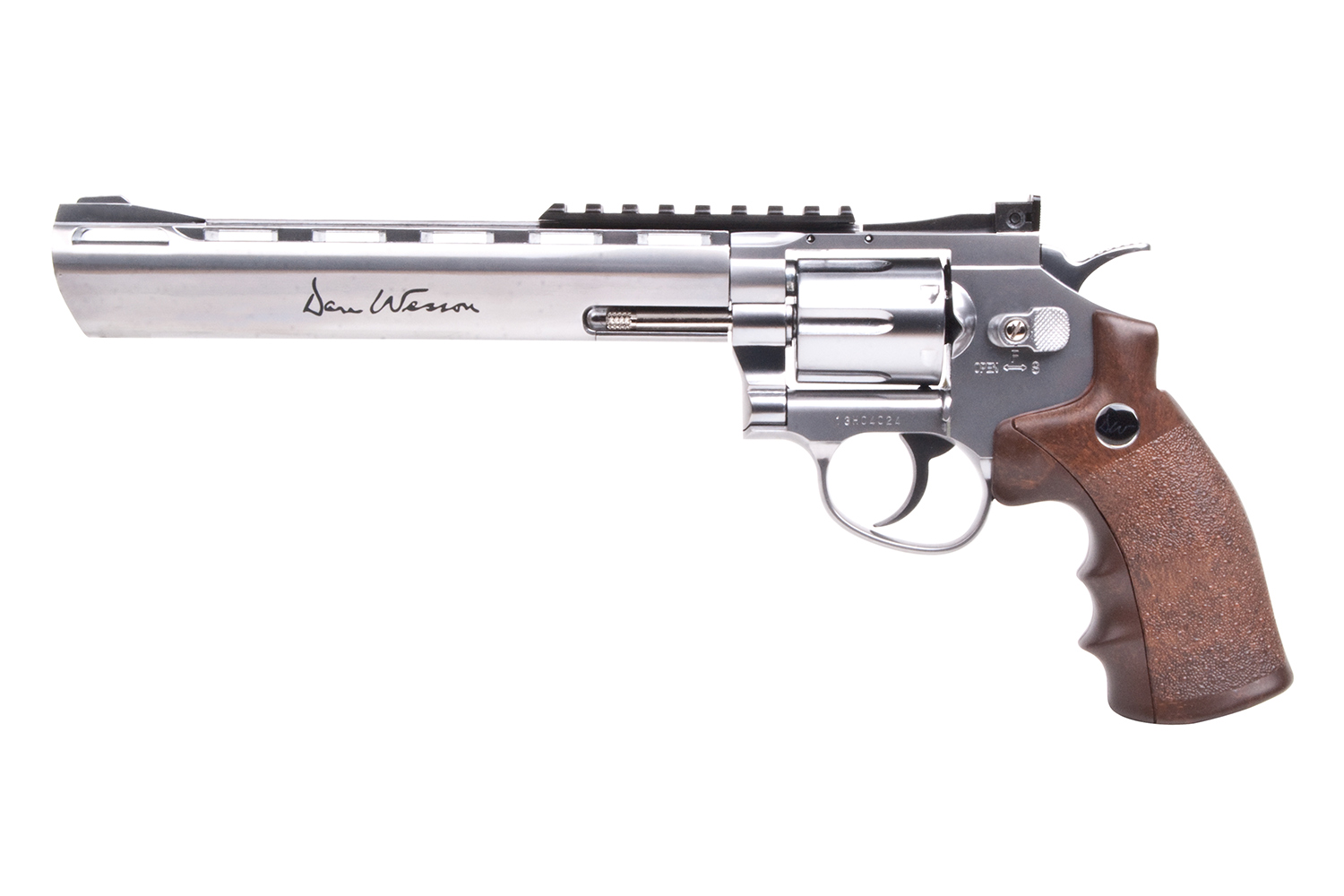 Luftpistole von Dan Wesson mit Edelstahloberfläche und Holzgriff sowie einer taktischen Schiene.