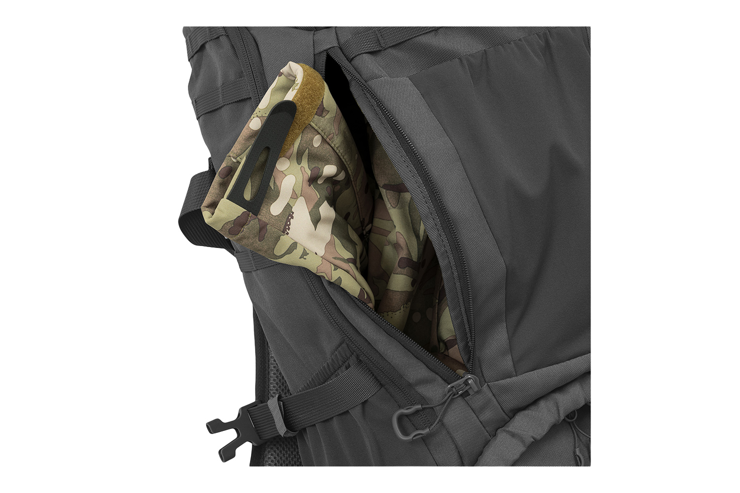 Nahaufnahme eines grauen taktischen Rucksacks mit einer offenen Seitentasche, die den Blick auf ein Innenfutter und einen Riemen mit Tarnmuster freigibt.