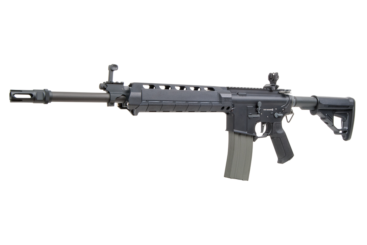 Schwarzes Luftgewehr mit verstellbarem Schaft, taktischem Handschutz und eisernem Visier, isoliert auf einem sauberen weißen Hintergrund.