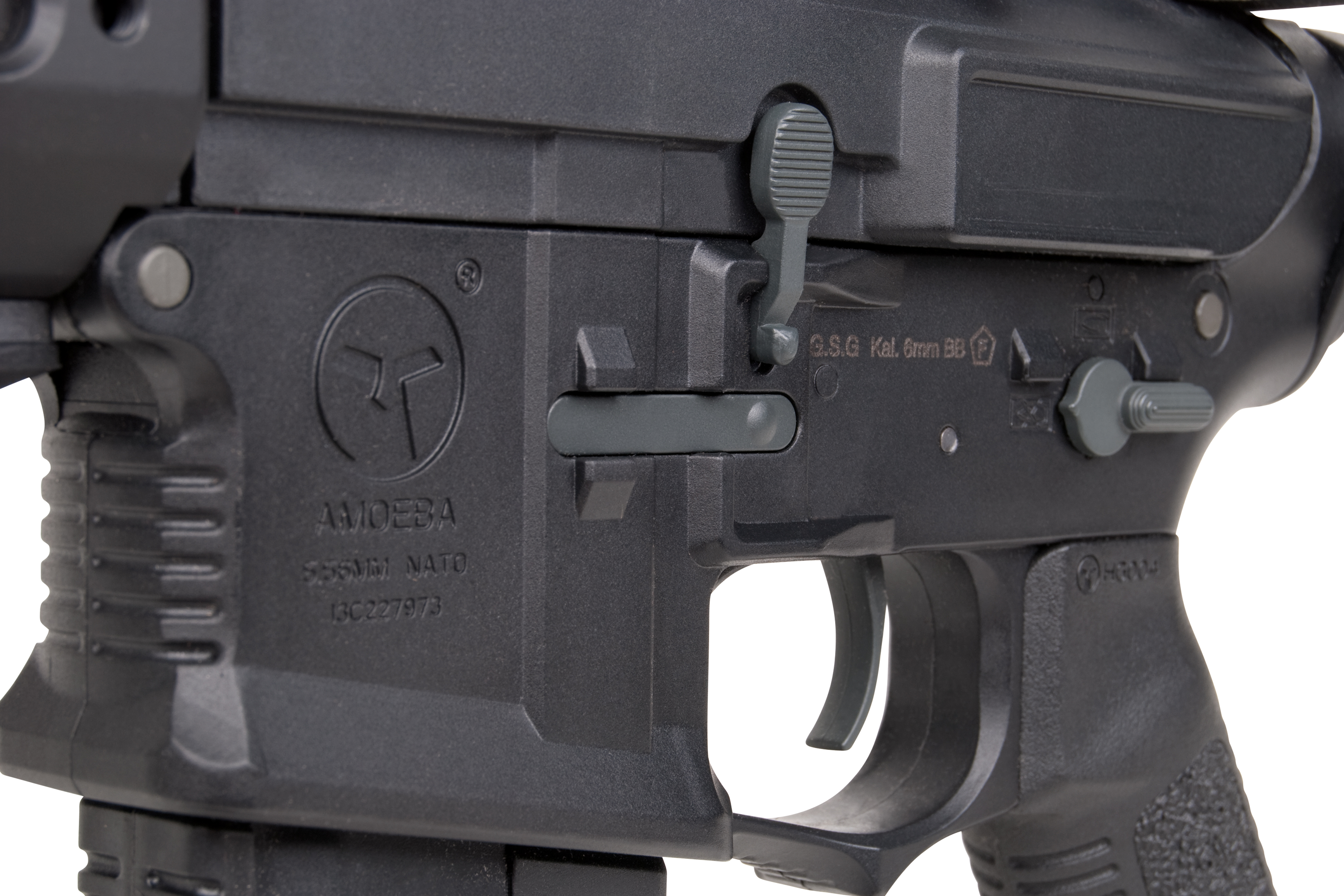 Nahaufnahme eines schwarzen GSG Amoeba Airsoft-Gewehrgehäuses mit 6-mm-BB-Kalibermarkierungen und langlebiger Polymerkonstruktion.