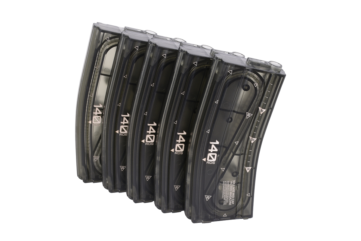 Fünf durchscheinende schwarze M4/M16-Mid-Cap-Airsoft-Magazine mit einer Kapazität von jeweils 140 Schuss, in einer Reihe angeordnet.