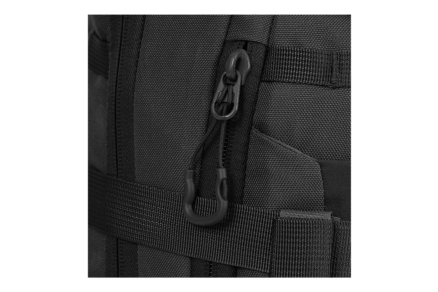 Nahaufnahme eines schwarzen taktischen Rucksackreißverschlusses mit robuster Zugschnur und Kunststoffgriff für einfachen Zugriff auf die Ausrüstung.