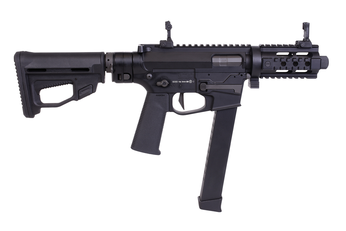 Schwarzes Ares Amoeba Striker Airsoft-Gewehr mit verstellbarem Schaft, taktischem Schienensystem und langem Magazin auf weißem Hintergrund.