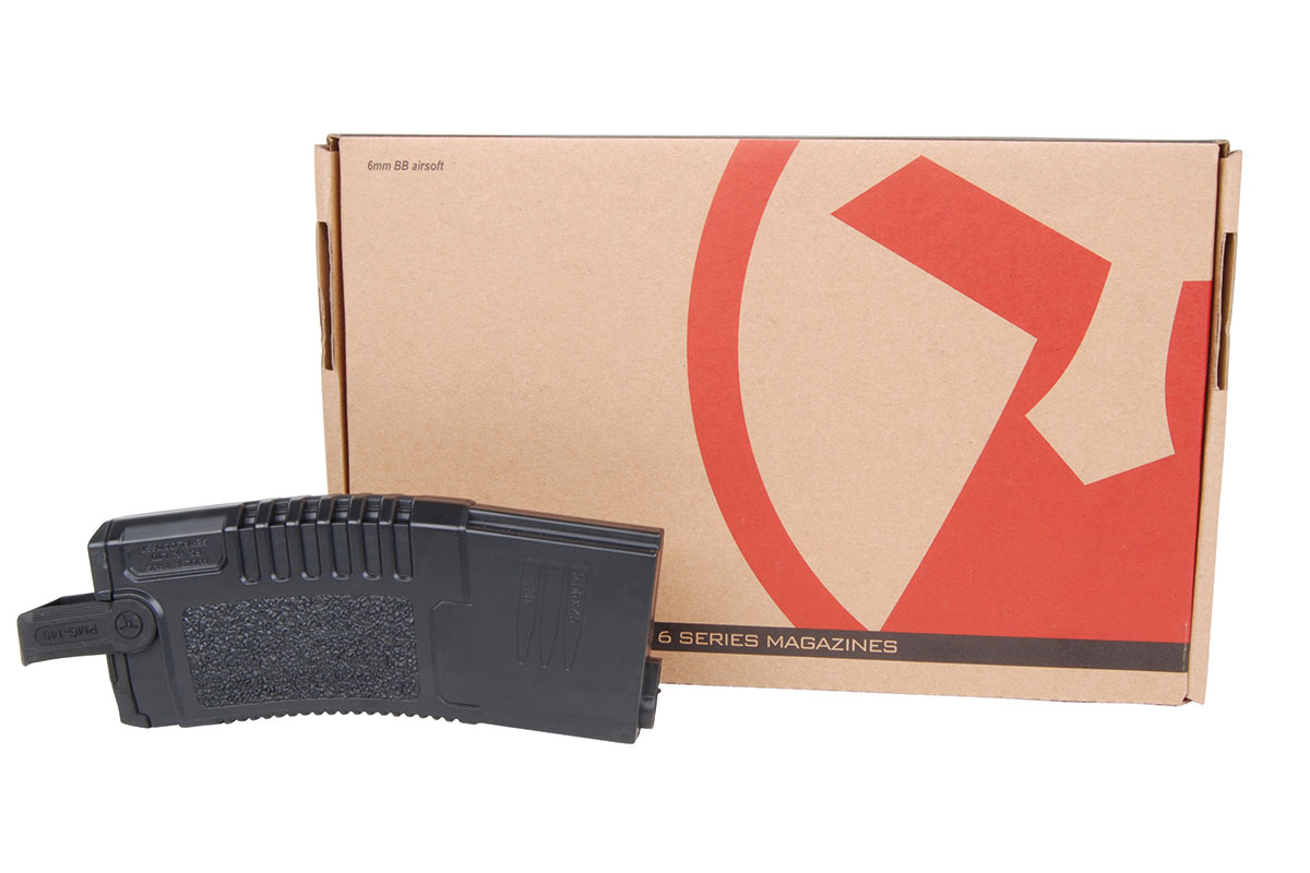 Schwarzes 6-mm-BB-Airsoft-Magazin vor seiner Kartonverpackung für 6-Serien-Magazine auf weißem Hintergrund.