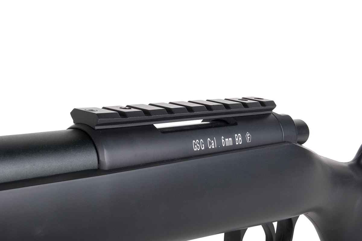 Schwarzer GSG-Airsoft-Gewehrempfänger mit montierter taktischer Schiene für die Optik und 6-mm-BB-Kalibermarkierungen an der Seite.
