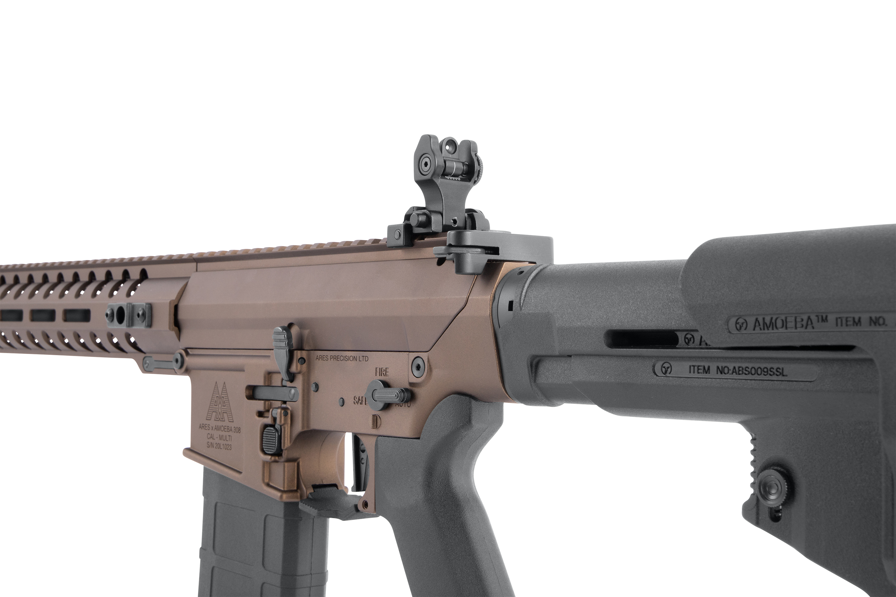 Ares Amoeba 308 Airsoft-Gewehr in Bronze und Schwarz mit verstellbarem Schaft, klappbarem Eisenvisier und taktischem Design.
