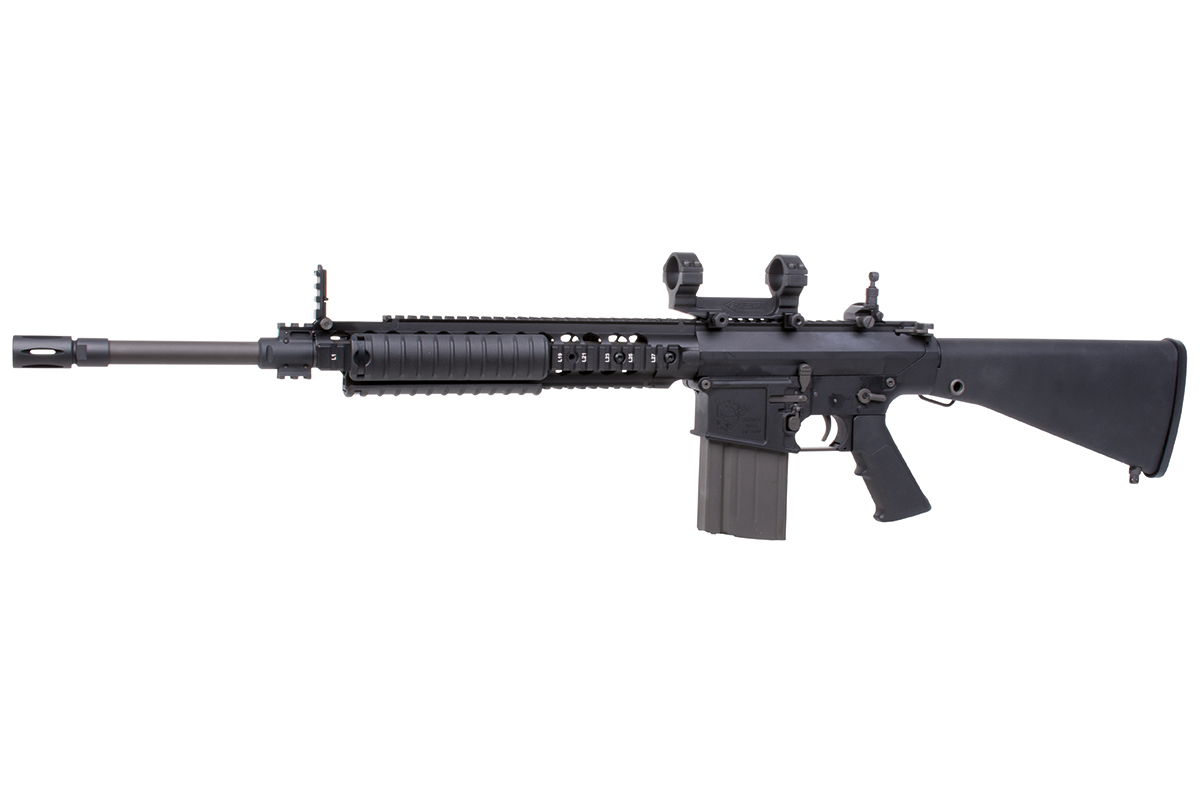 Schwarzes Luftgewehr im AR-15-Stil mit taktischem Schienensystem, montierter Optik und festem Schaft auf einem sauberen weißen Hintergrund.
