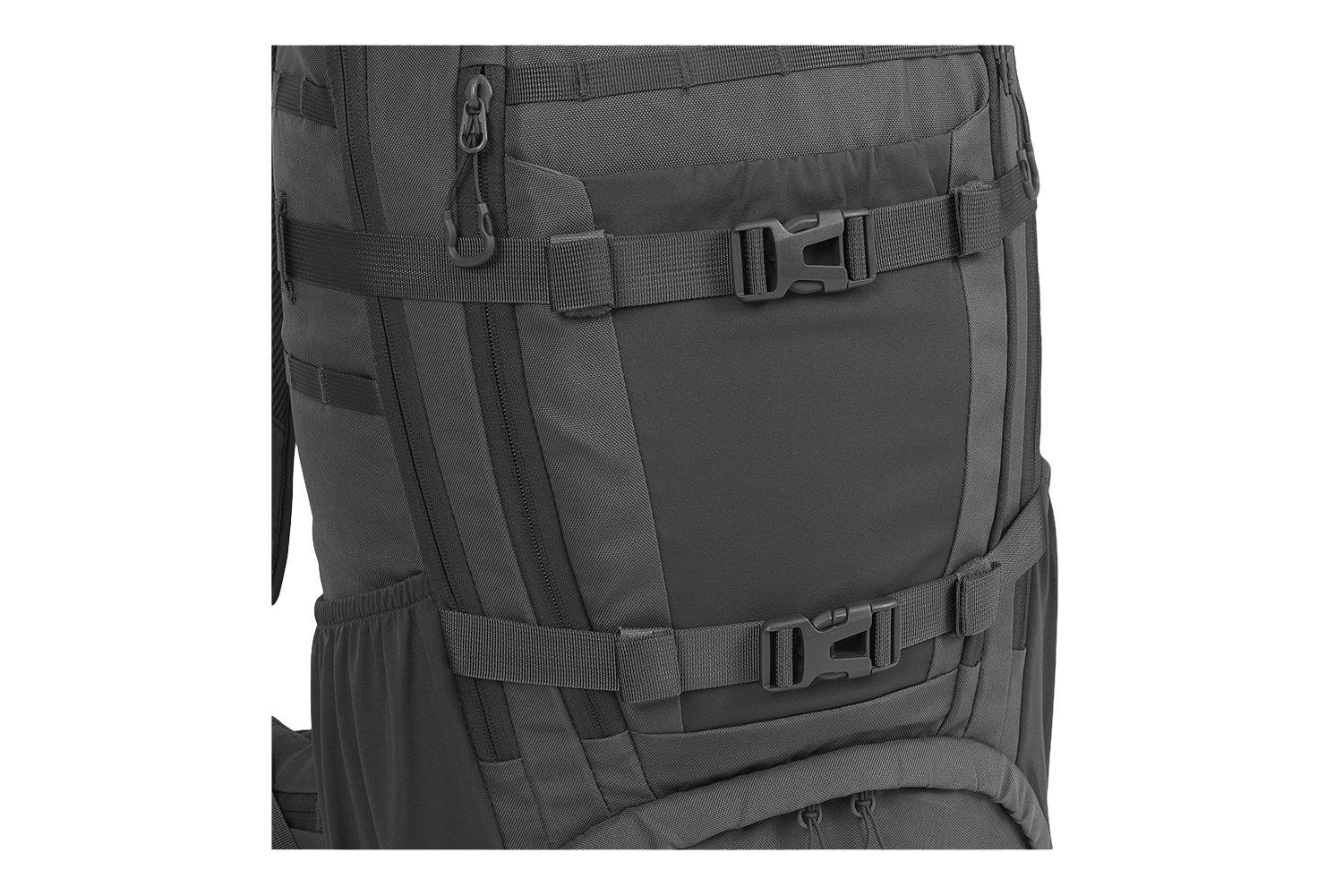 Nahaufnahme eines schwarzen taktischen Rucksacks mit verstellbaren Kompressionsriemen mit Kunststoffschnallen und strapazierfähigem Stoff.