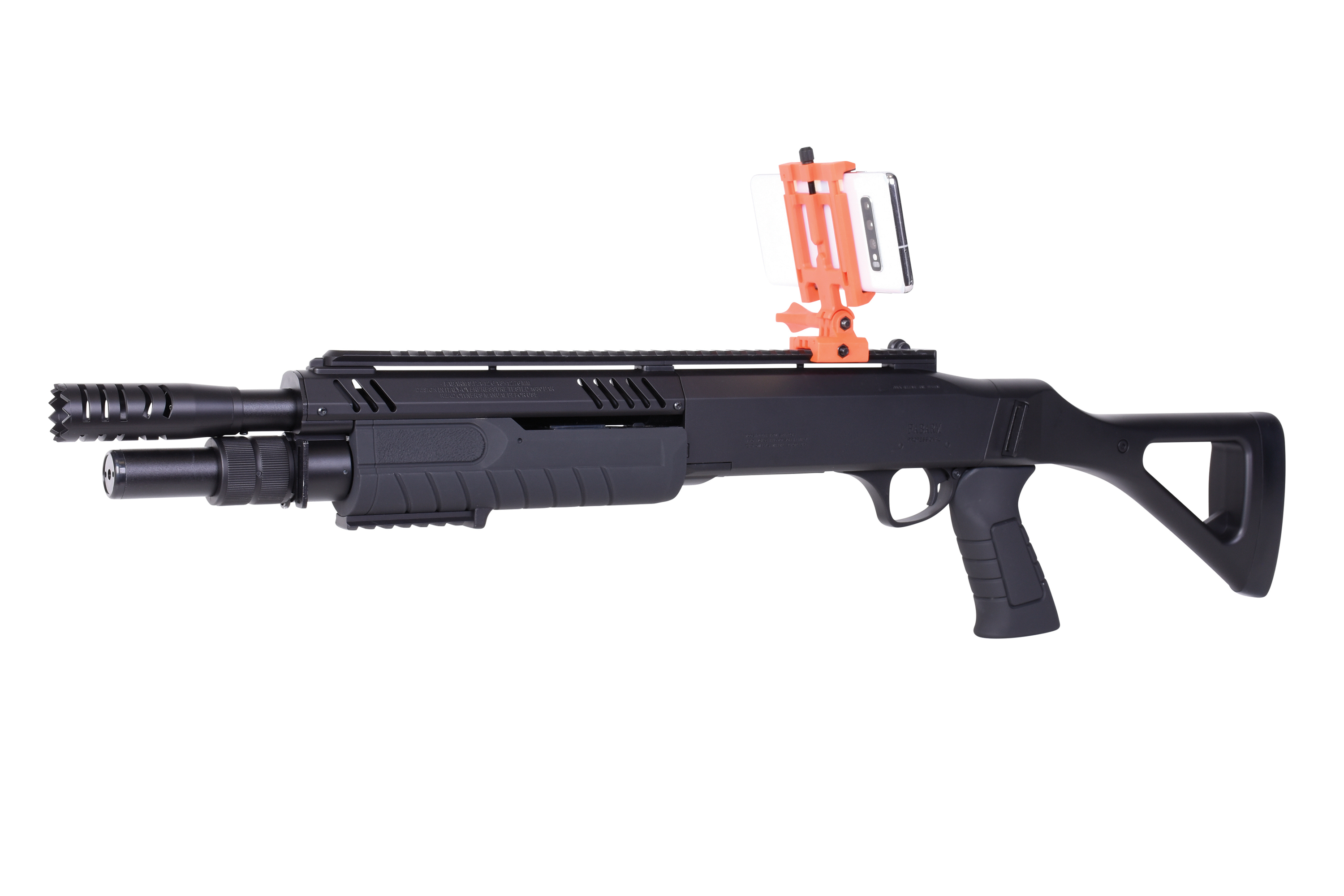 Schwarzes Luftgewehr mit einer taktischen orangefarbenen Smartphone-Halterung an der oberen Schiene, isoliert auf weißem Hintergrund.