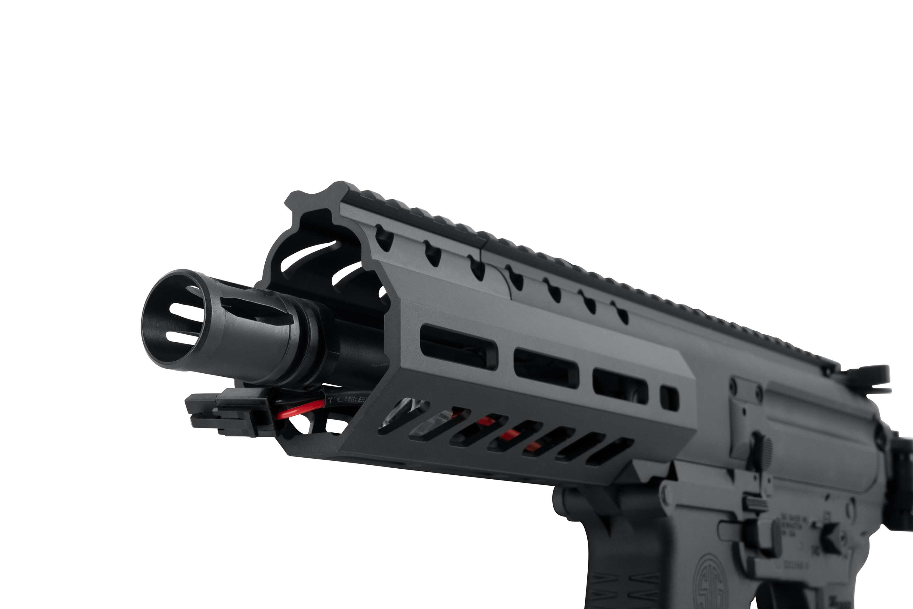 Nahaufnahme eines schwarzen Sig Sauer-Luftgewehrlaufs mit taktischem Handschutz, Mündungsfeuerdämpfer und integrierten Verkabelungsdetails.