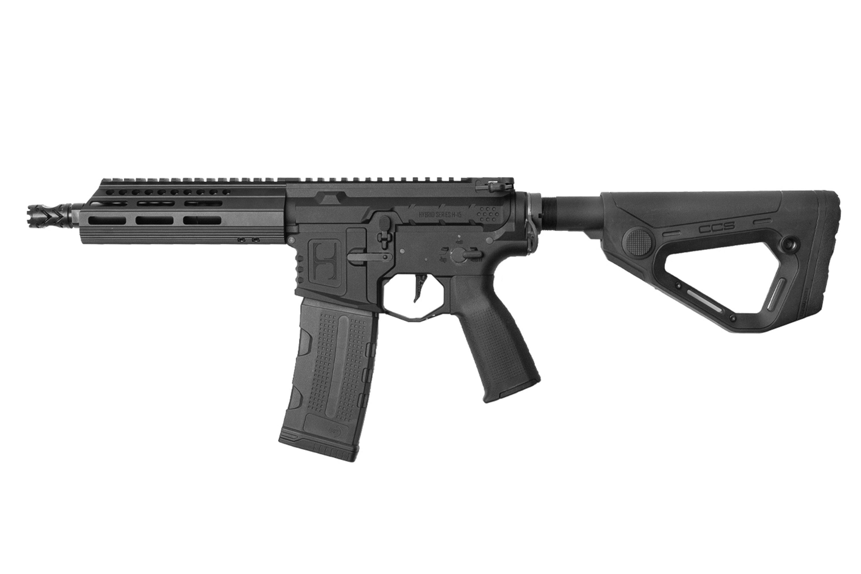 Schwarzes Airsoft-Gewehr Delta Armory Hybrid Series H-15 mit verstellbarem CCS-Schaft und modularem Handschutz auf weißem Hintergrund.