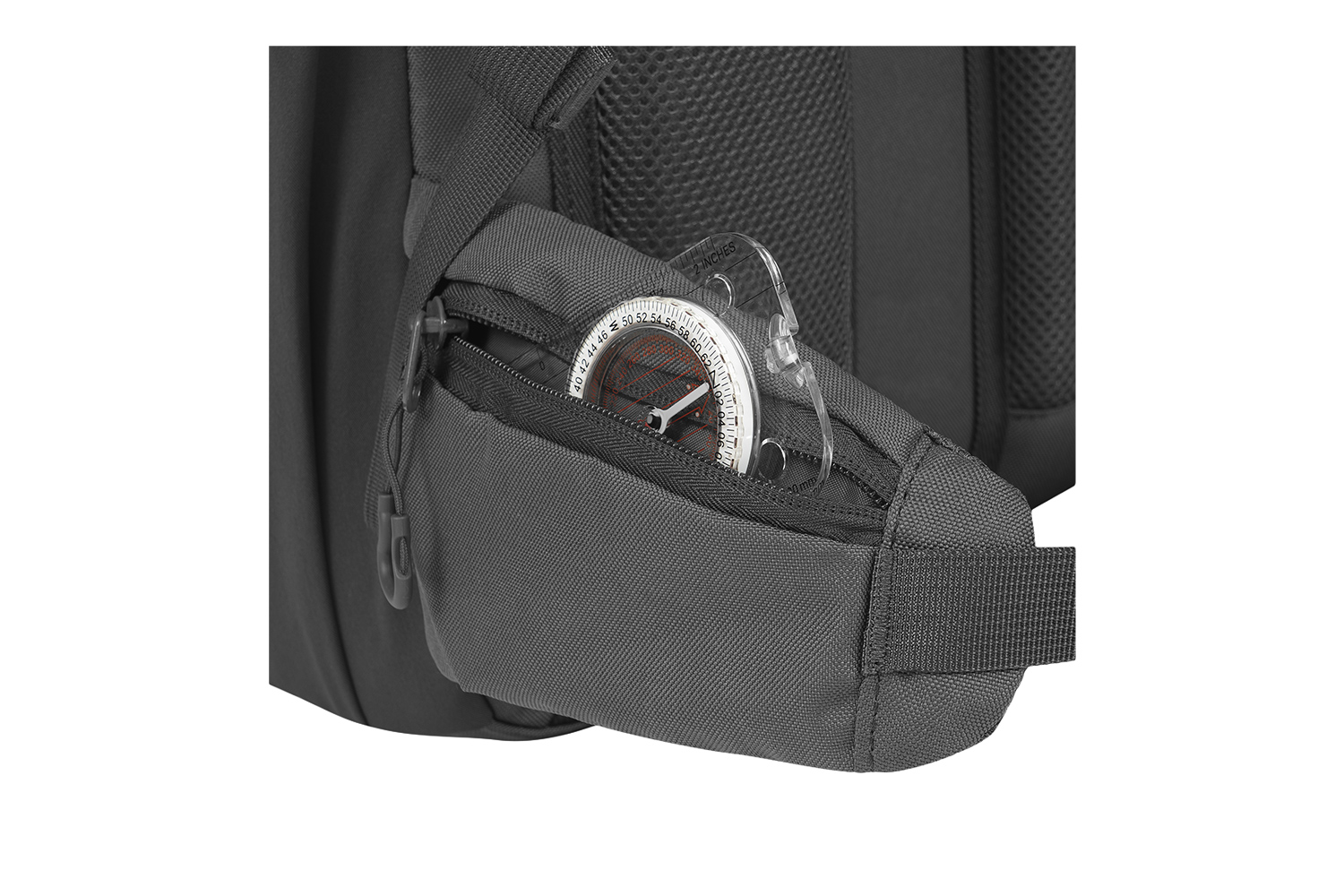 Nahaufnahme einer grauen Hüftgurttasche eines taktischen Rucksacks, die einen runden Navigationskompass mit einer durchsichtigen Grundplatte enthält.