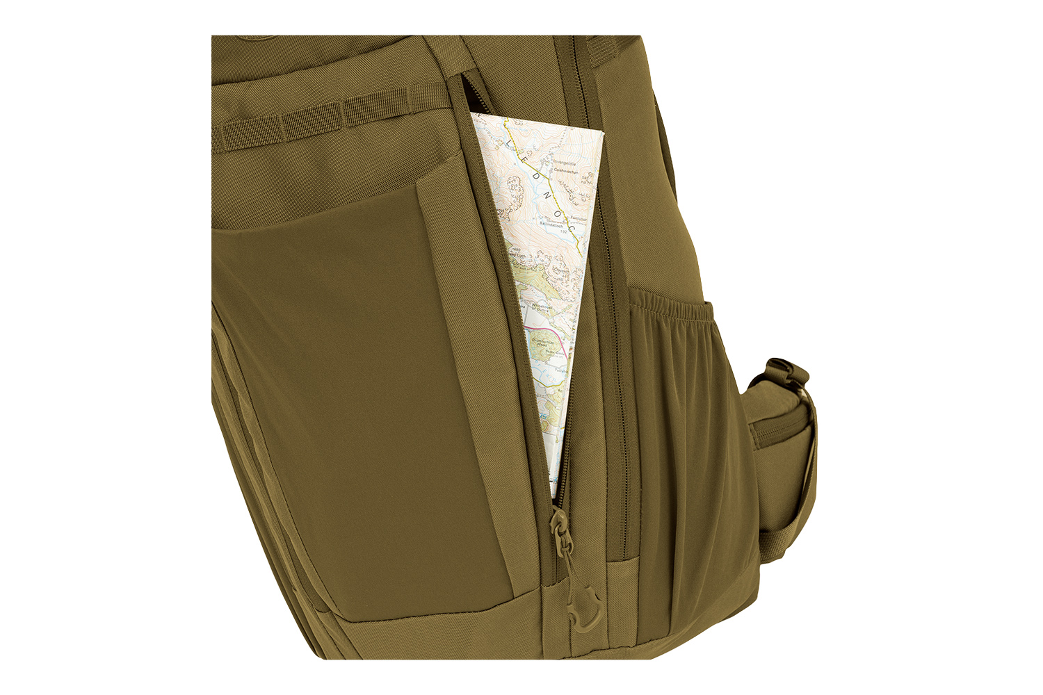 Olivgrüne Seitentasche des taktischen Rucksacks mit einer teilweise sichtbaren topografischen Karte im Reißverschlussschlitz.