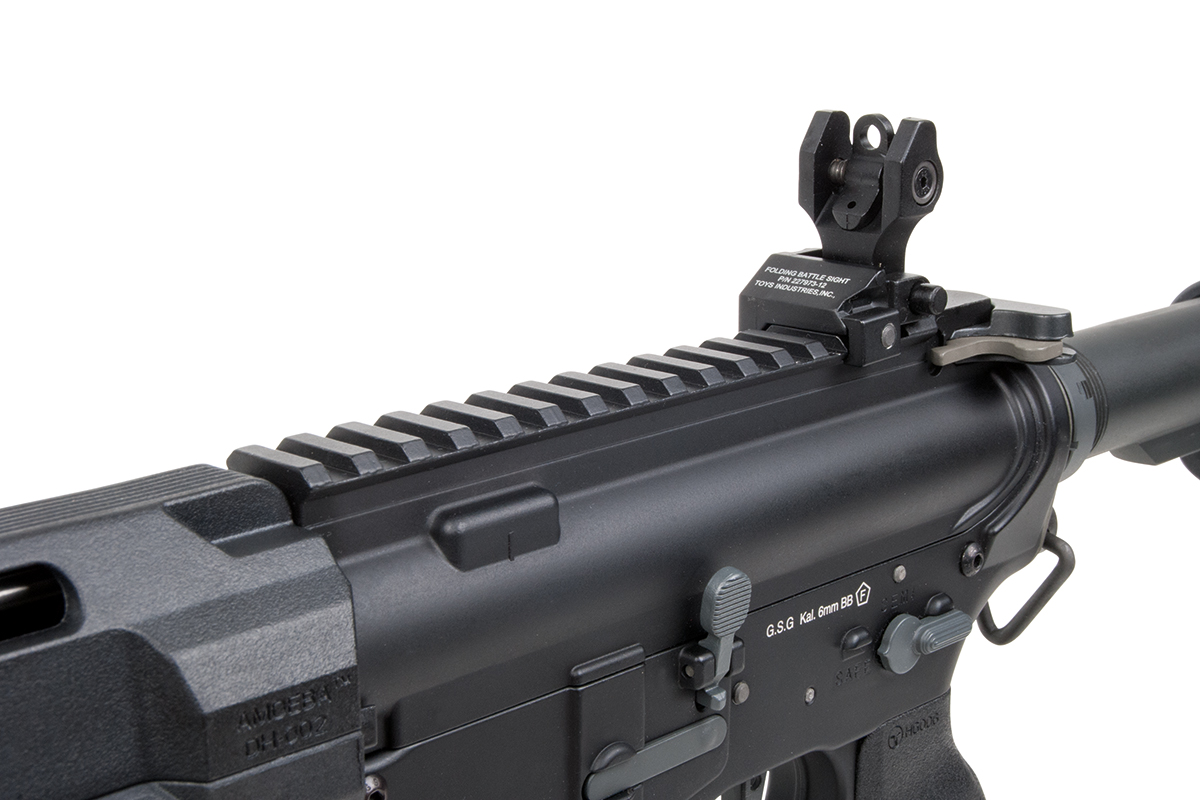Schwarzer GSG-Airsoft-Gewehrempfänger mit integrierter Picatinny-Schiene und verstellbarem, klappbarem Kampfvisier für Präzision.