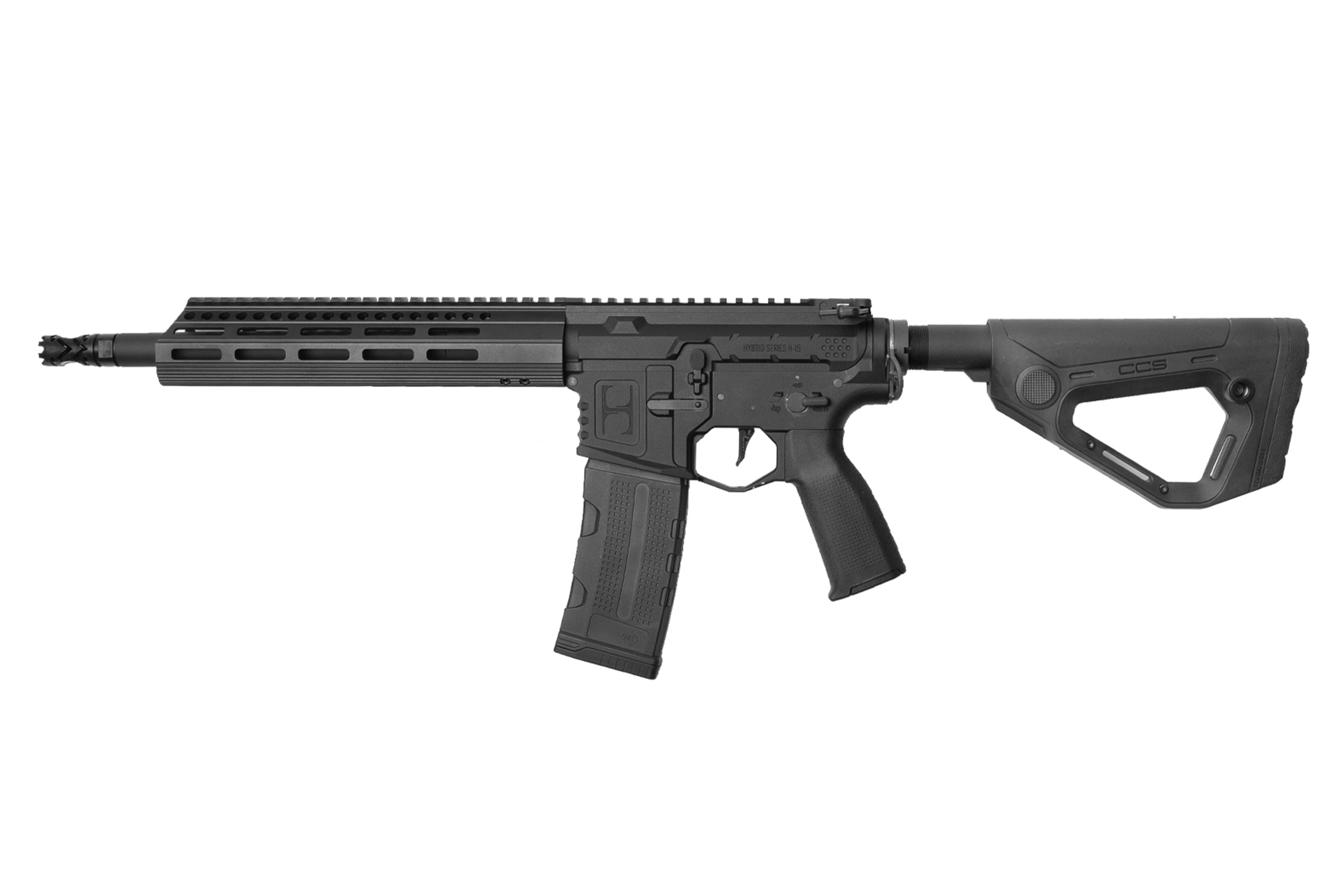 Schwarzes Airsoft-Gewehr Delta Armory Hybrid Series M-45 mit verstellbarem Schaft, taktischer Schiene und Magazin auf weißem Hintergrund.