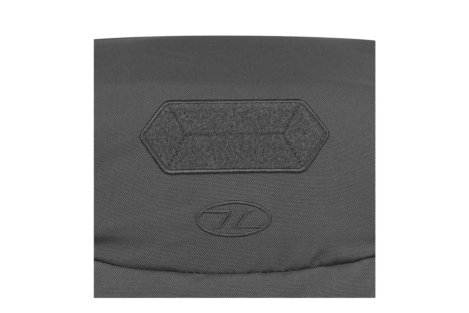 Nahaufnahme einer grauen Einsatztasche mit rechteckigem Klettverschlussbereich und gesticktem JL-Markenlogo.