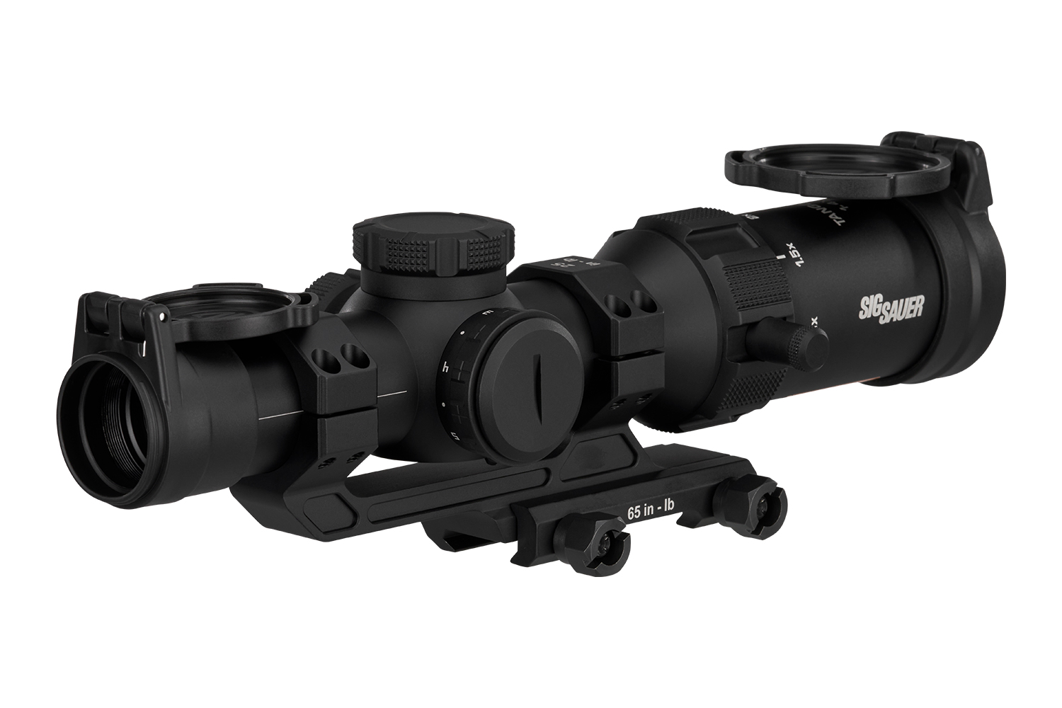 Schwarzes Sig Sauer Tango6T-Zielfernrohr, montiert auf einer taktischen Schiene mit hochklappbaren Objektivabdeckungen, isoliert auf weißem Hintergrund.