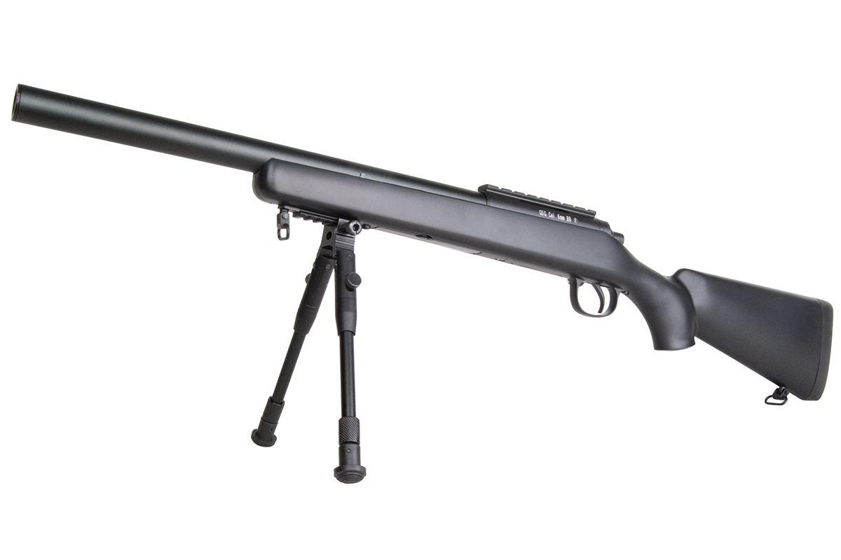 Schwarzes GSG-Luftgewehr mit langem Lauf und Zweibein, konzipiert für Präzisionsschießen, isoliert auf weißem Hintergrund.