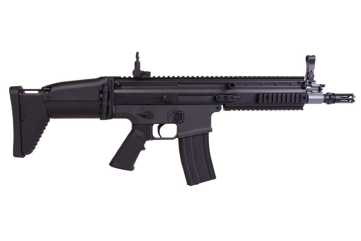 Schwarzes FN SCAR-L Airsoft-Gewehr mit verstellbarem Schaft, taktischen Schienen und Eisenvisier auf einem sauberen weißen Hintergrund.