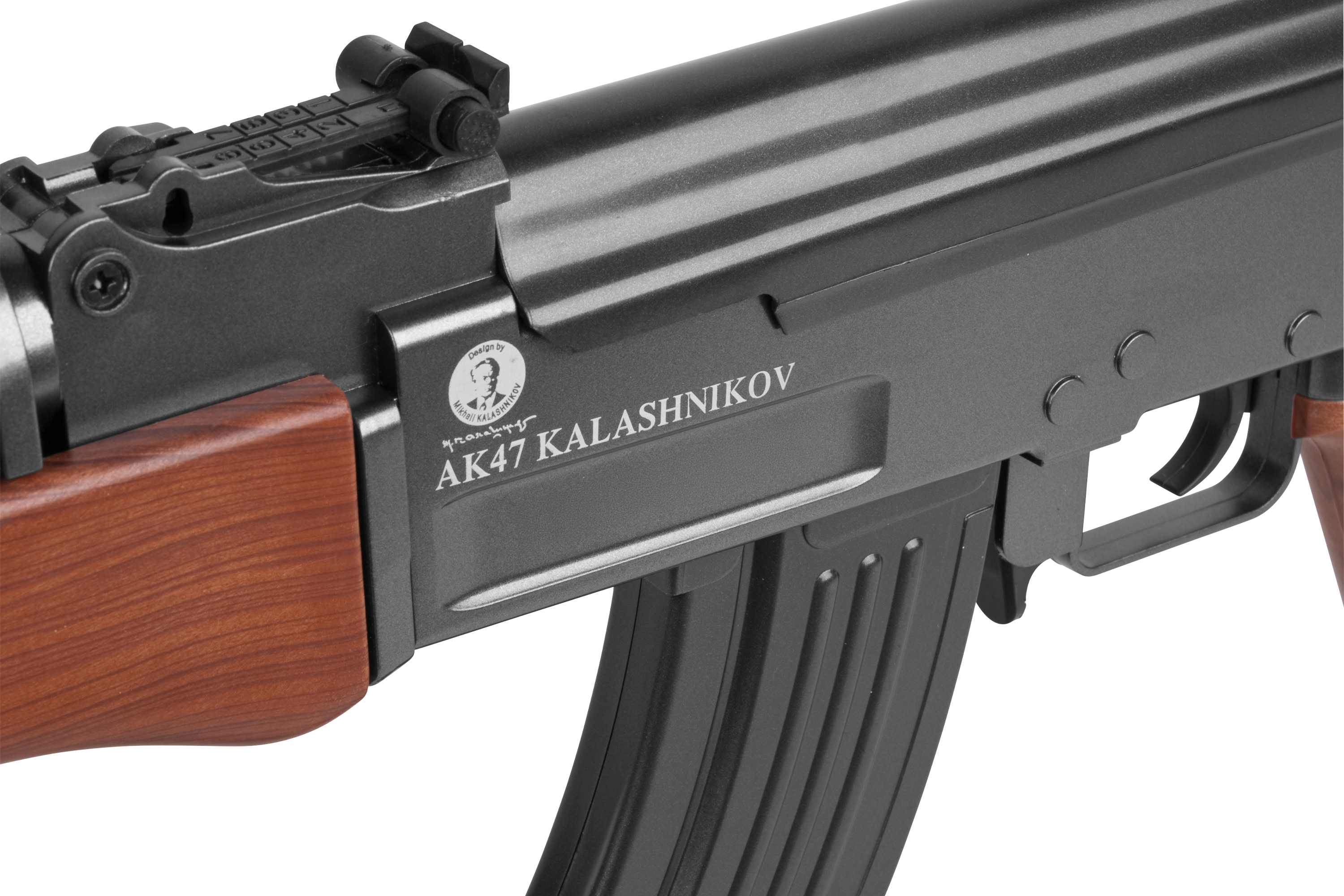 Nahaufnahme eines AK47 Kalaschnikow-Luftgewehrs mit schwarzem Metallgehäuse und Holzschaft.