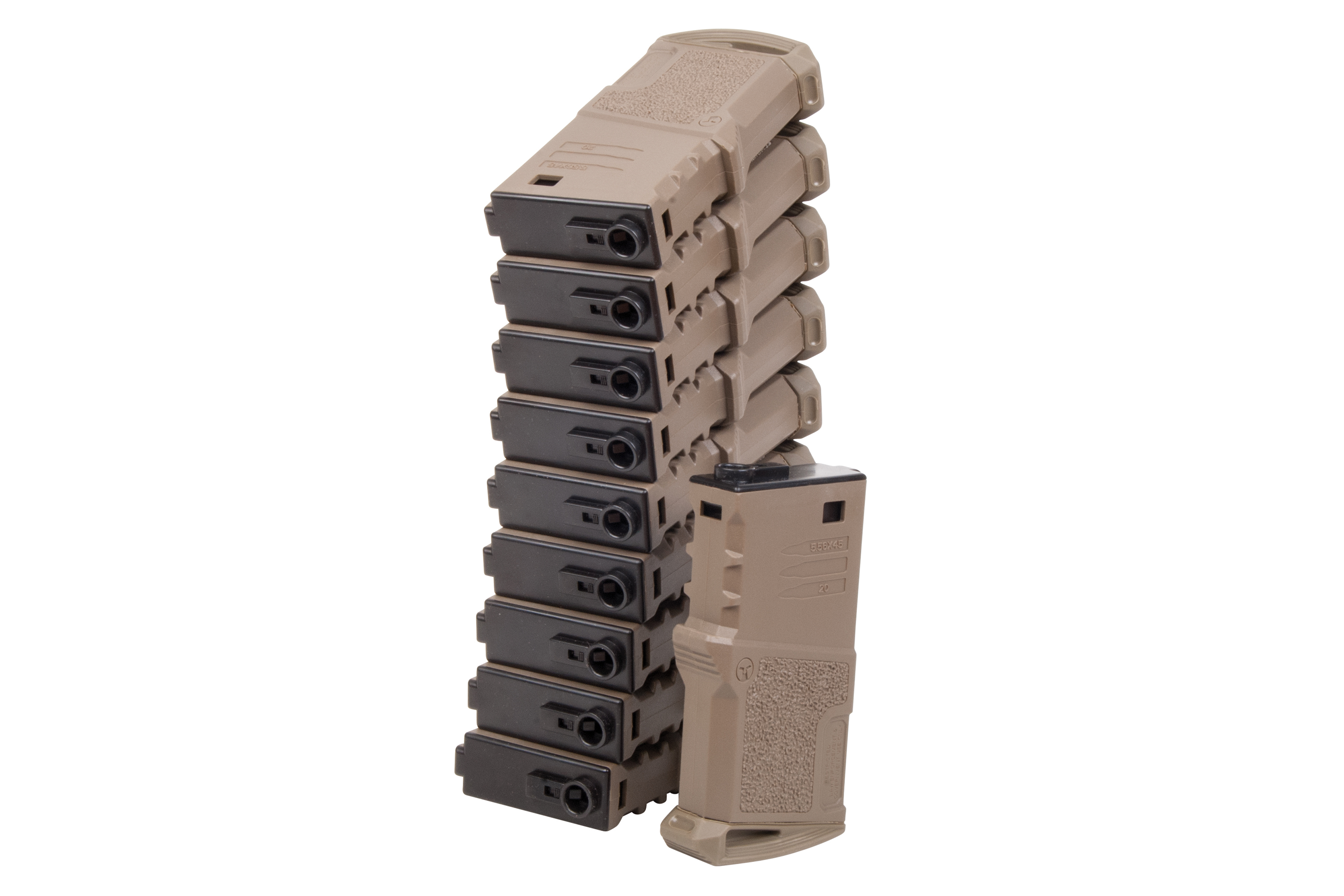 Ein Stapel hellbrauner Polymer-Gewehrmagazine mit schwarzen Grundplatten, strukturierten Griffen und Kalibermarkierungen 5,56 x 45.