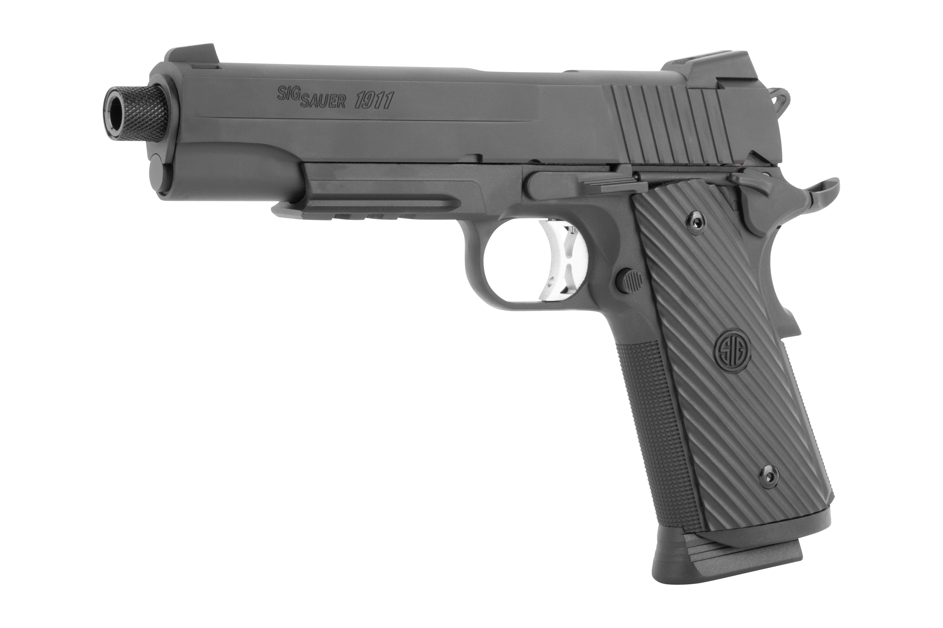 Schwarze Sig Sauer 1911-Luftpistole mit Gewindelauf, strukturierten Griffschalen und silbernem Abzug auf weißem Hintergrund.