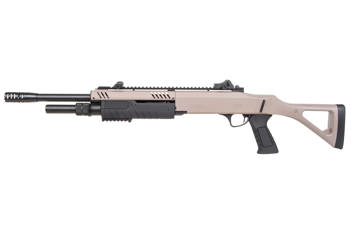 Hellbraune FABARM STF 12 Airsoft-Schrotflinte mit schwarzen taktischen Möbeln, Oberschiene, Mündungsbremse und skelettiertem Schaft.
