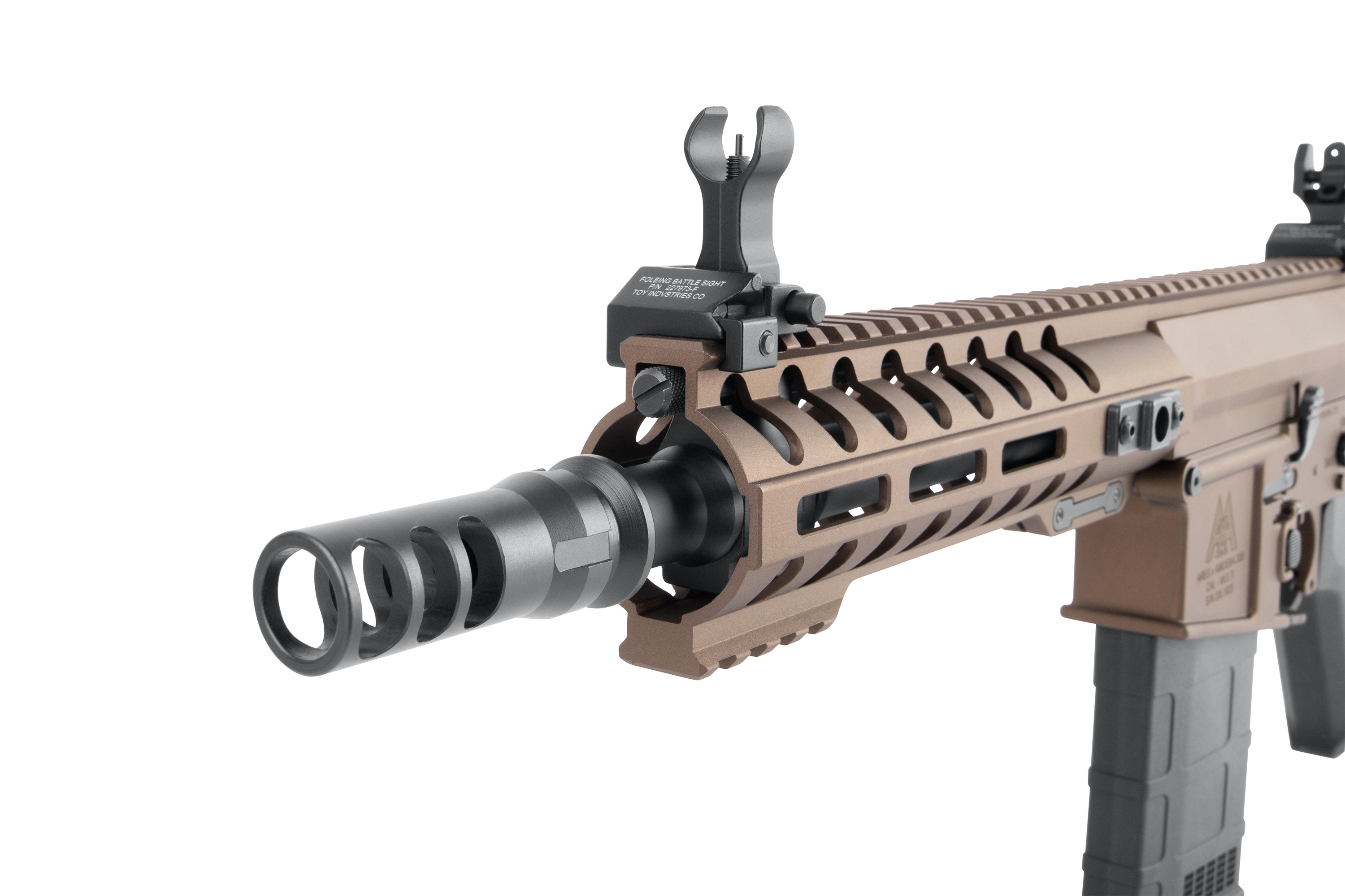 Hellbrauner Airsoft-Gewehrlauf mit schwarzer Mündungsbremse und hochklappbarem Visier auf einem taktischen Handschutz, isoliert auf Weiß.