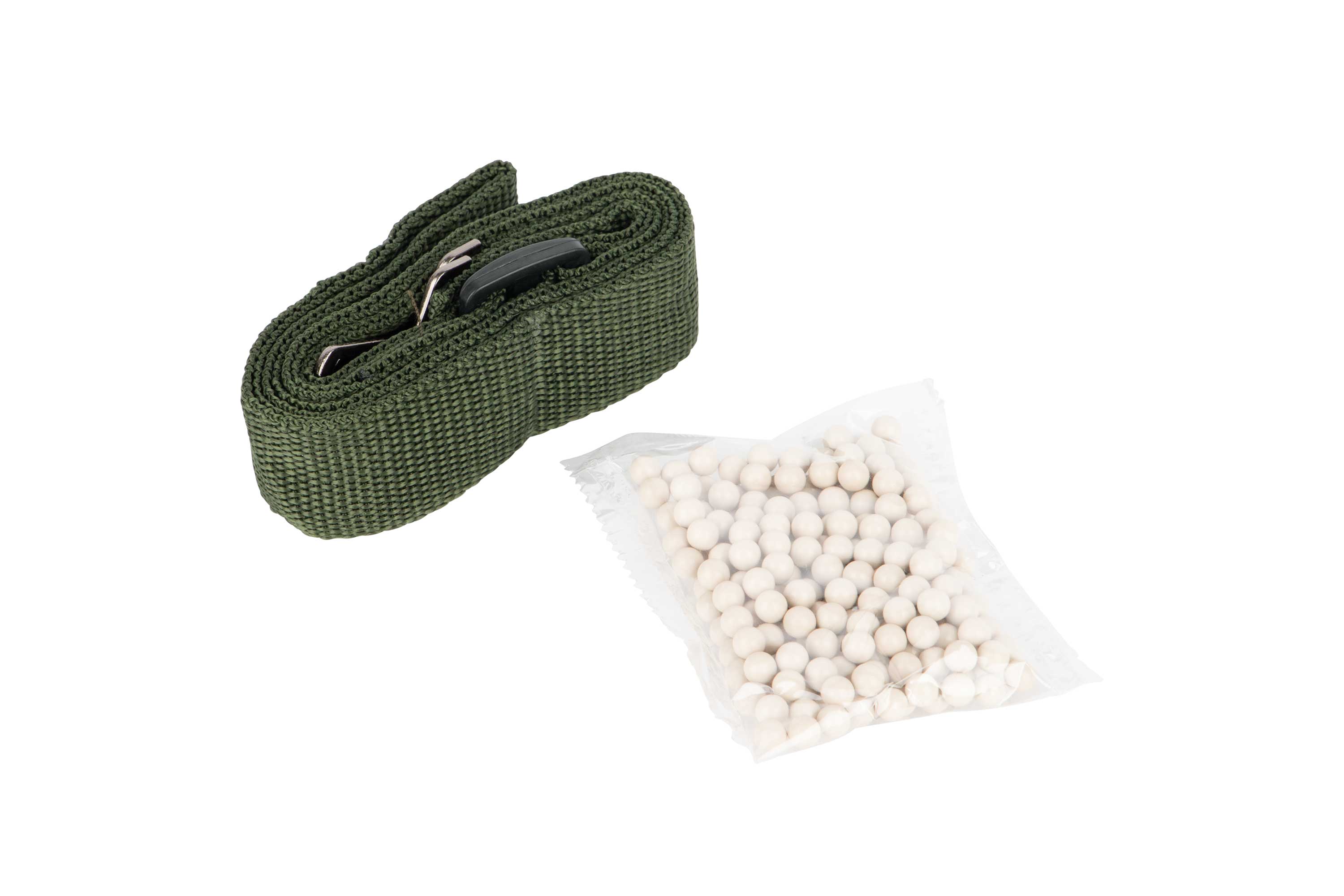 Olivgrüner Nylon-Gewehrriemen mit Metallbeschlägen und einer kleinen Plastiktüte gefüllt mit weißen BB-Patronen für Luftgewehre.