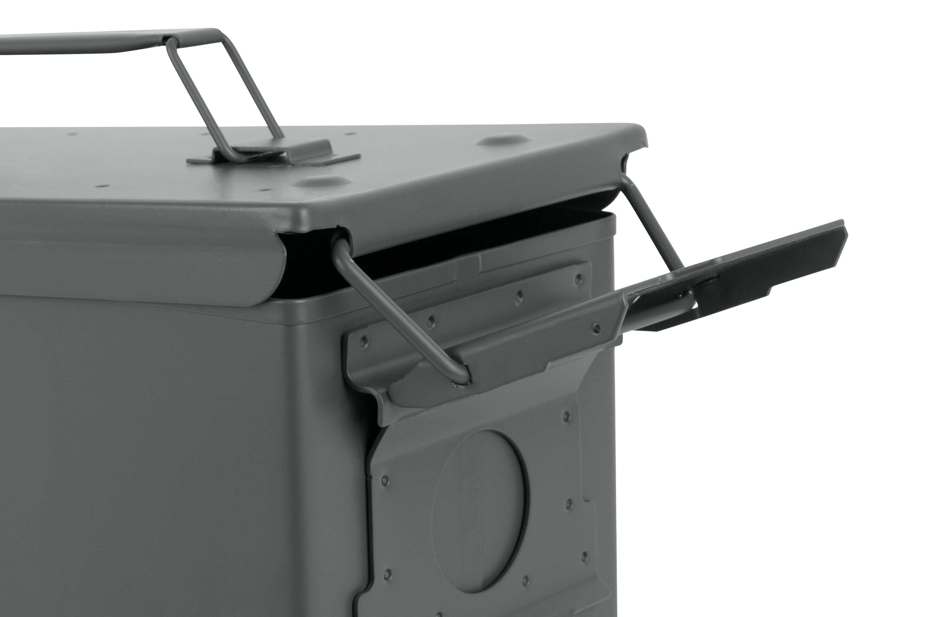 Nahaufnahme einer haltbaren Munitionsaufbewahrungsbox aus grauem Metall mit stabilem Tragegriff und sicherem Verriegelungsmechanismus.