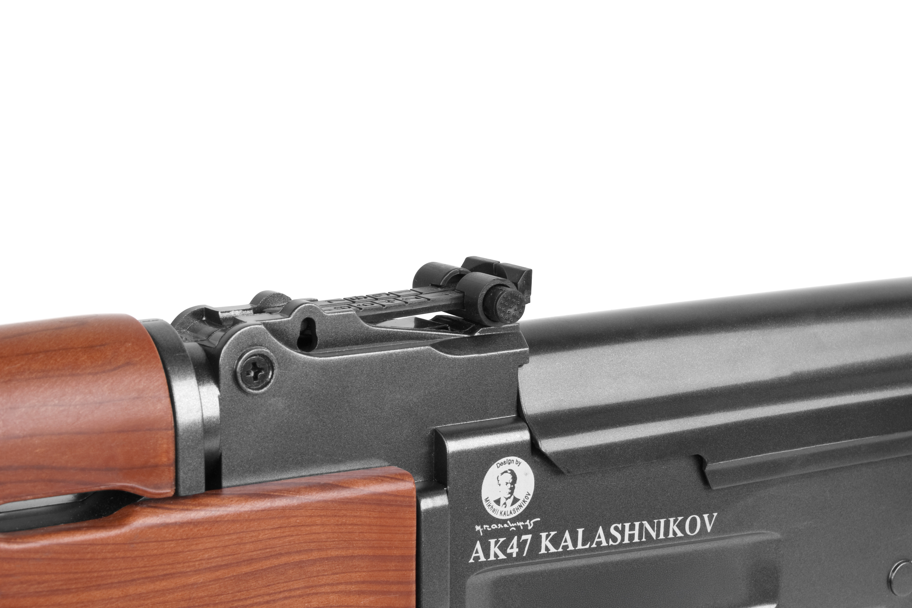Nahaufnahme eines AK47 Kalaschnikow-Luftgewehrs mit Holzschaft und verstellbarem Visier.