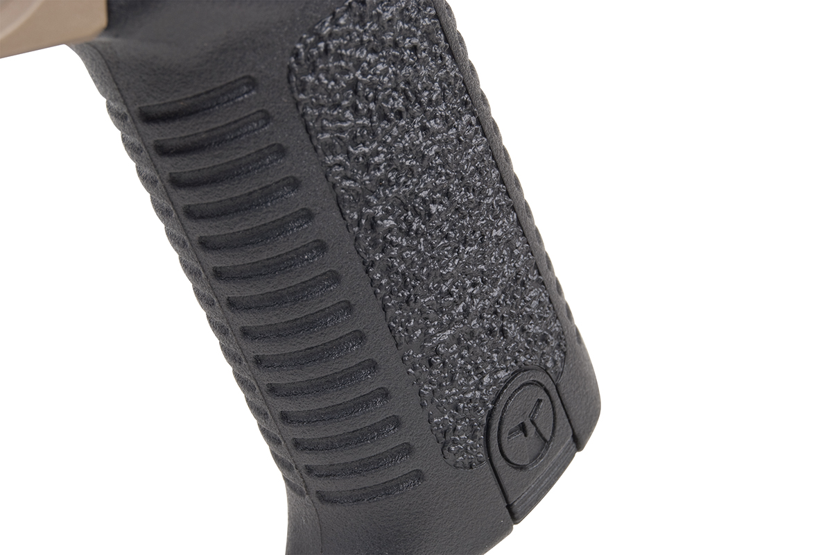 Nahaufnahme eines schwarzen Polymer-Luftpistolengriffs mit strukturierter Punktierung und horizontalen Rillen für eine bessere Handhabung.
