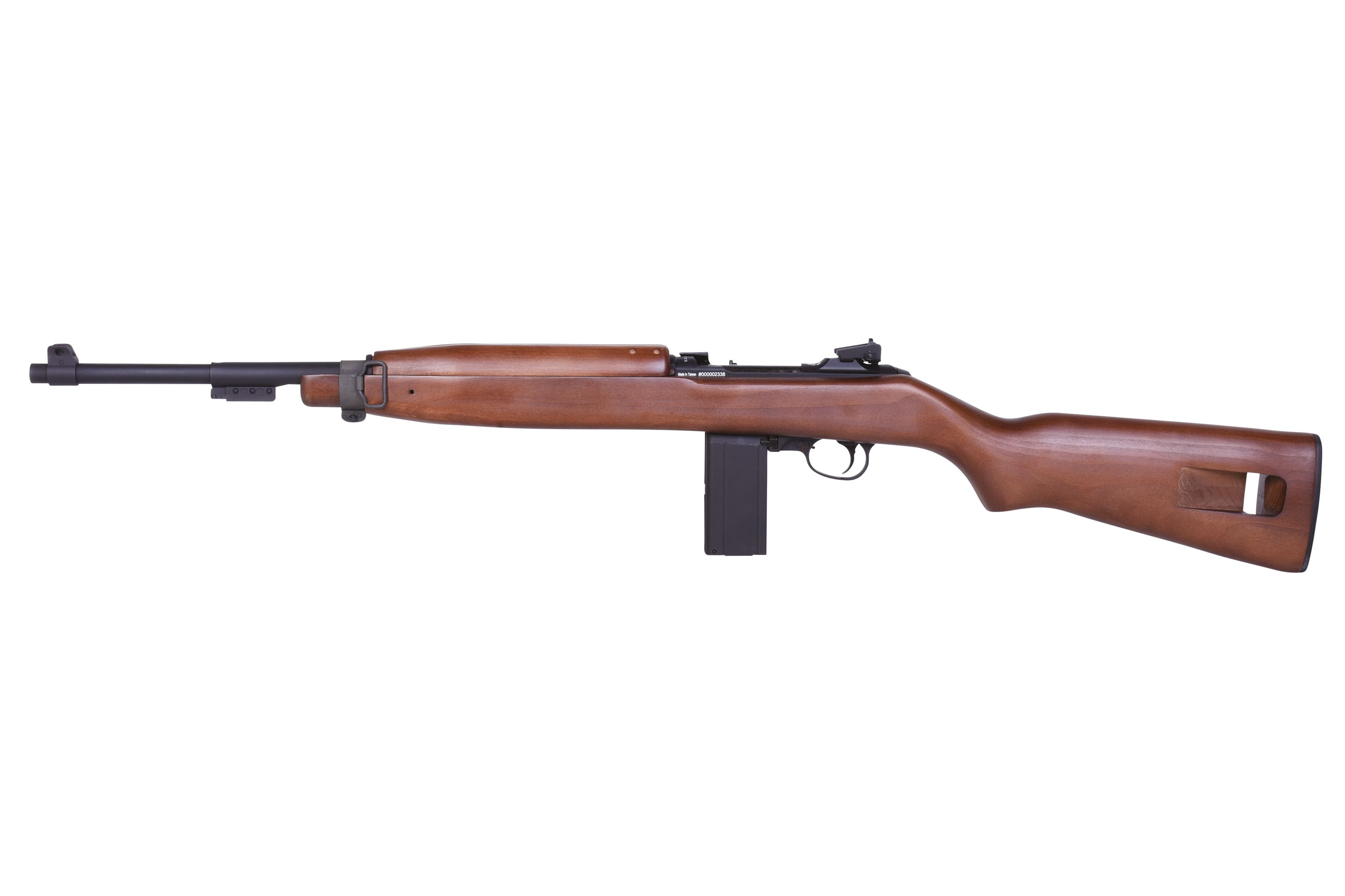 M1-Karabiner-Luftgewehr mit klassischem Holzschaft, schwarzem Metalllauf und Magazin auf einem sauberen weißen Hintergrund.
