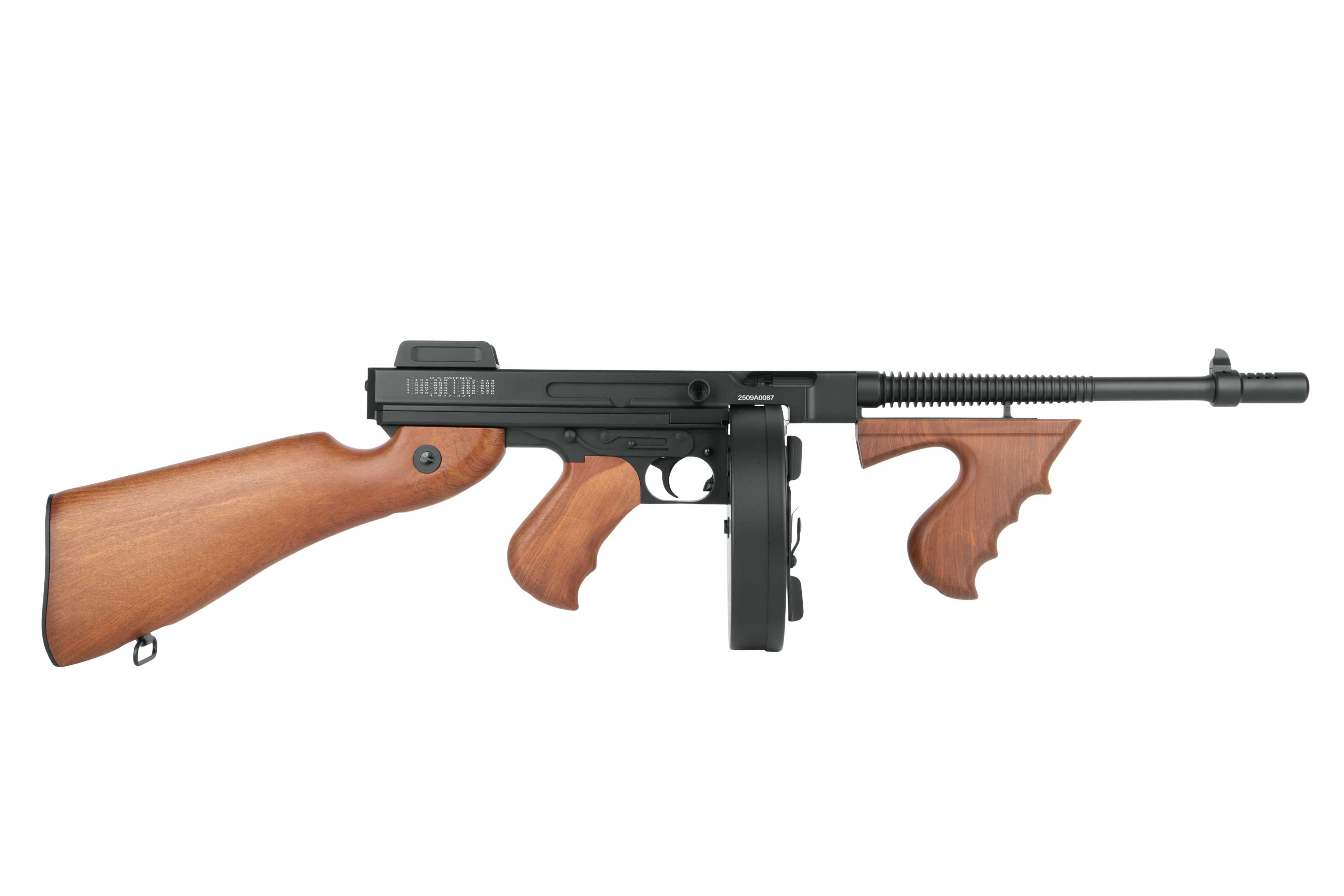 Klassisches Thompson-Maschinenpistolen-Luftgewehr mit schwarzem Metallrahmen, Holzschaft, Pistolengriff und Trommelmagazin.