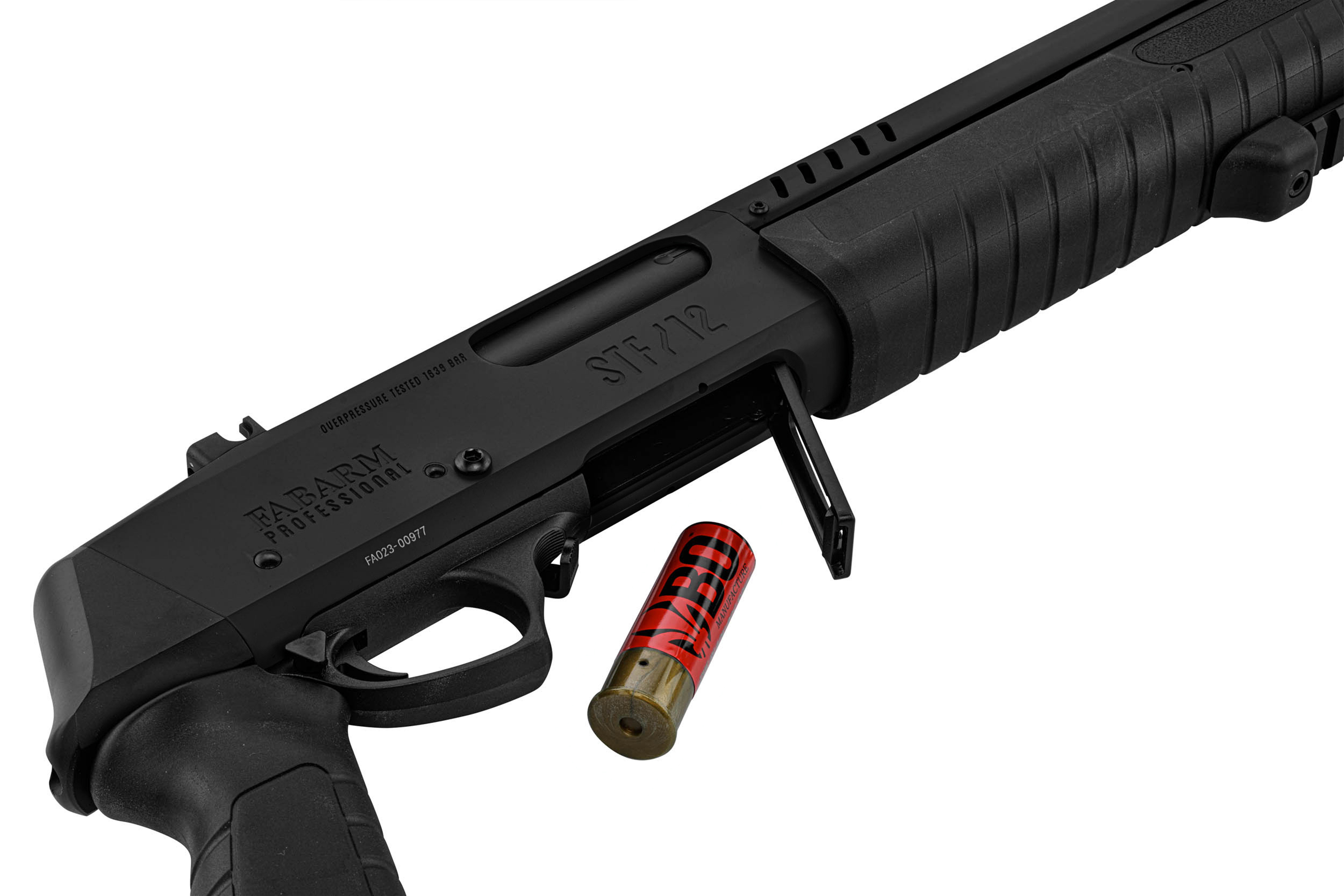 Schwarze Fabarm STF 12 Airsoft-Schrotflinte mit rotem Patronengehäuse, robustem Polymerrahmen und taktischem Design.