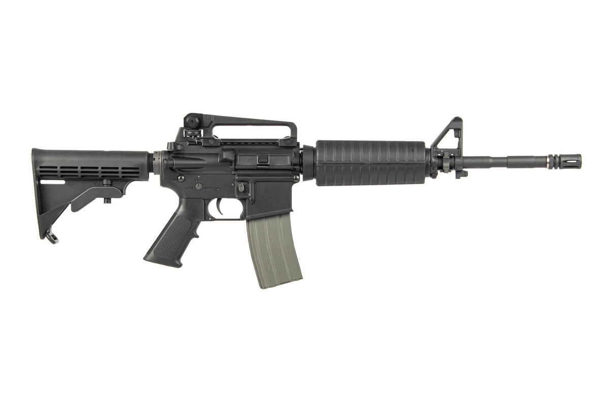 Schwarzes Airsoft-Gewehr im M4-Stil mit verstellbarem Schaft, Tragegriff und Magazin, isoliert auf einem sauberen weißen Hintergrund.