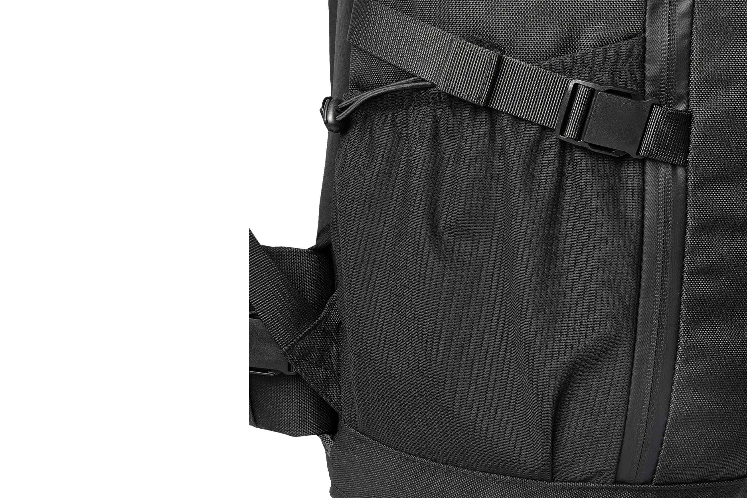 Nahaufnahme einer schwarzen Seitentasche eines taktischen Rucksacks mit Netzstoff, verstellbarem Riemen und stabiler Kunststoffschnalle.