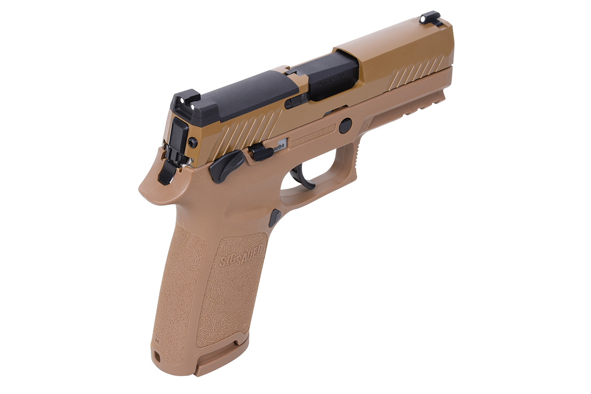 Rückansicht einer hellbraunen Sig Sauer P320-Luftpistole mit schwarzem Verschluss, strukturiertem Griff und integriertem Eisenvisier.